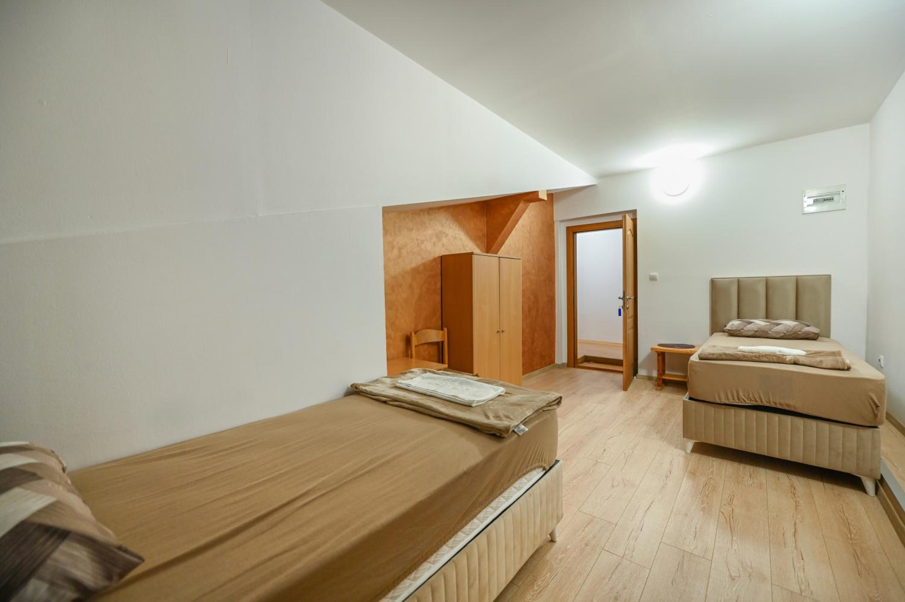 Economy Triple Room - Photo 26