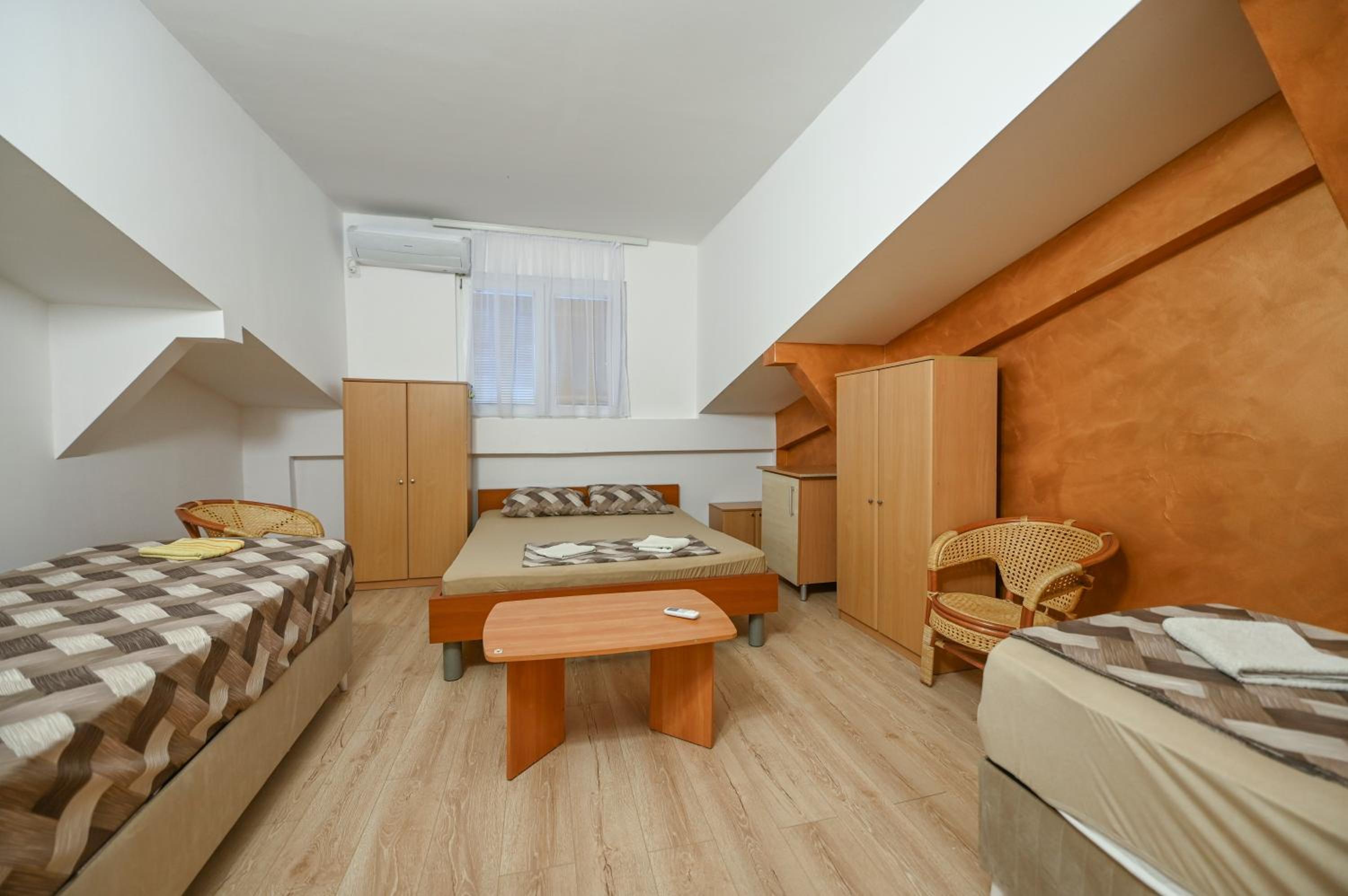Economy Triple Room - Photo 17