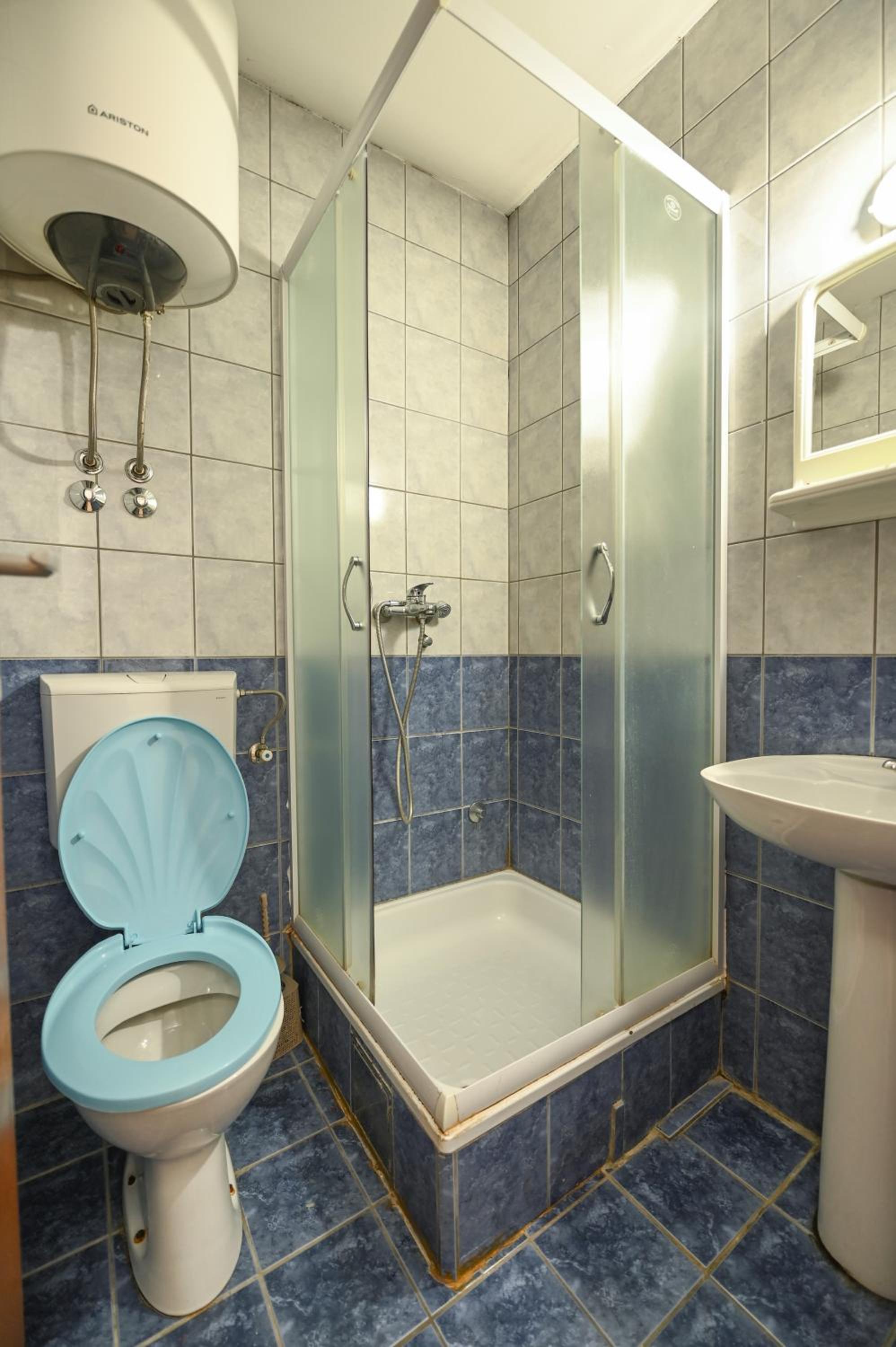 Economy Triple Room - Photo 16