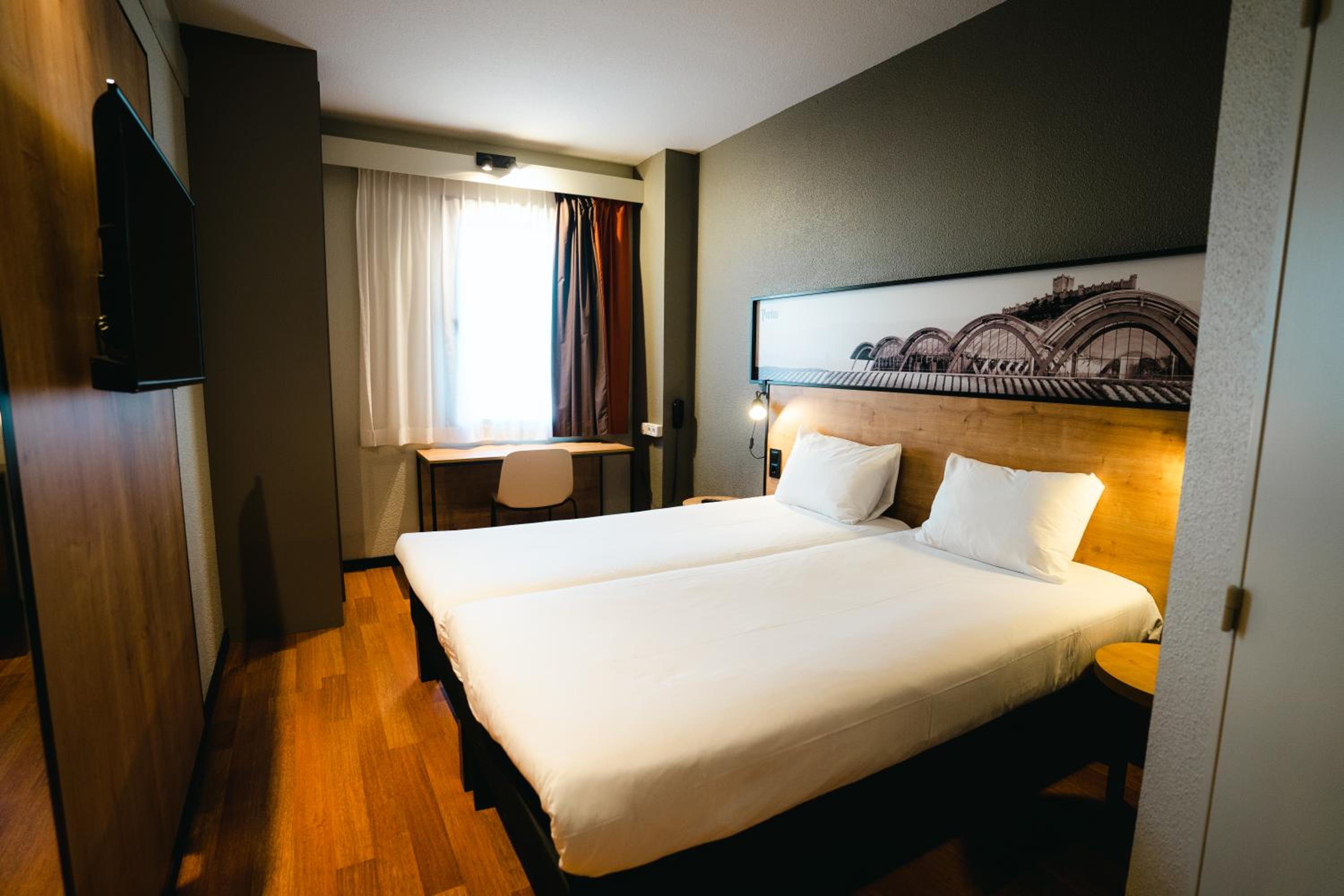 Standard Twin Room - Photo 10