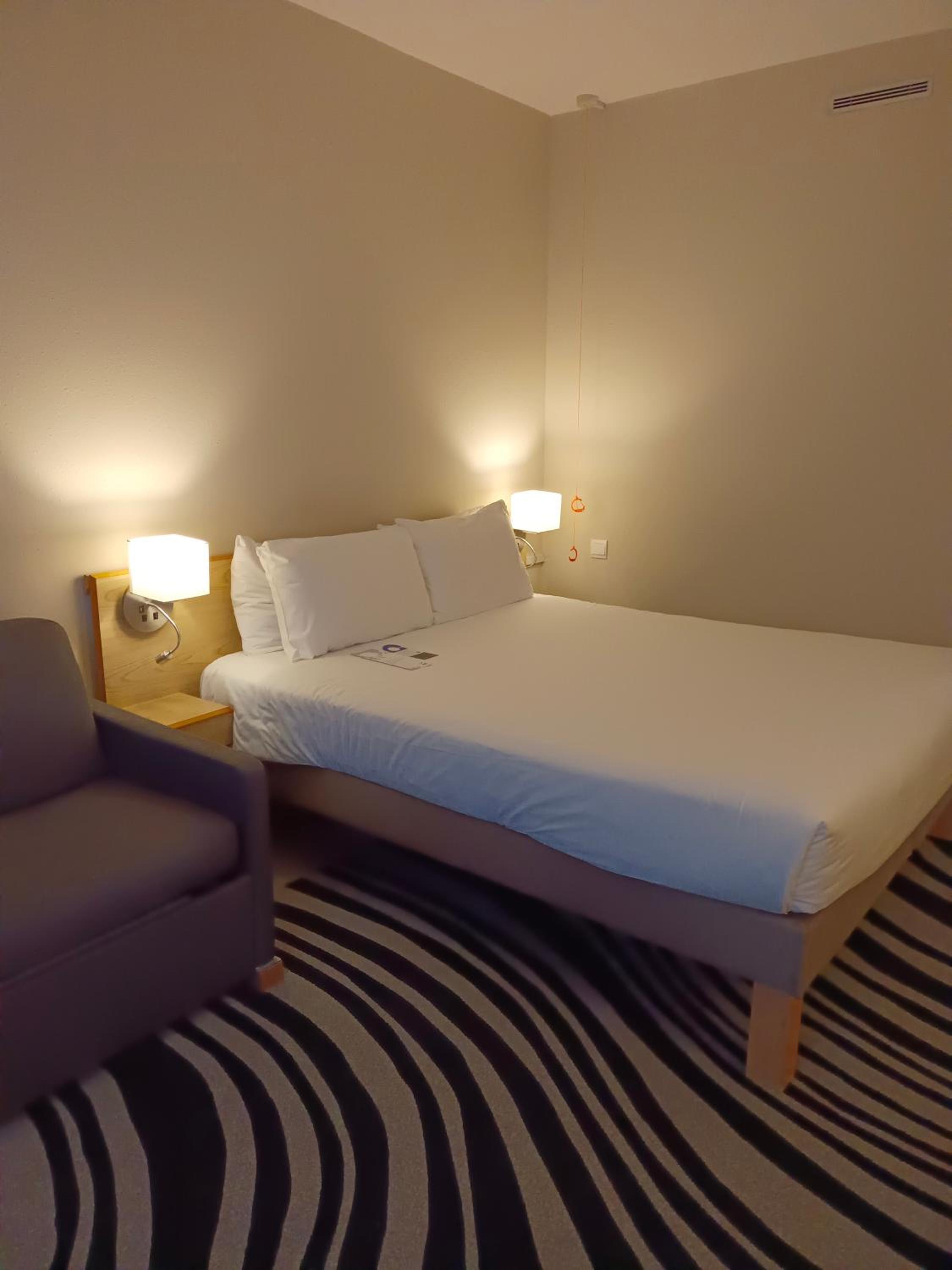Accessible Room with 1 Queen Bed - Photo 2