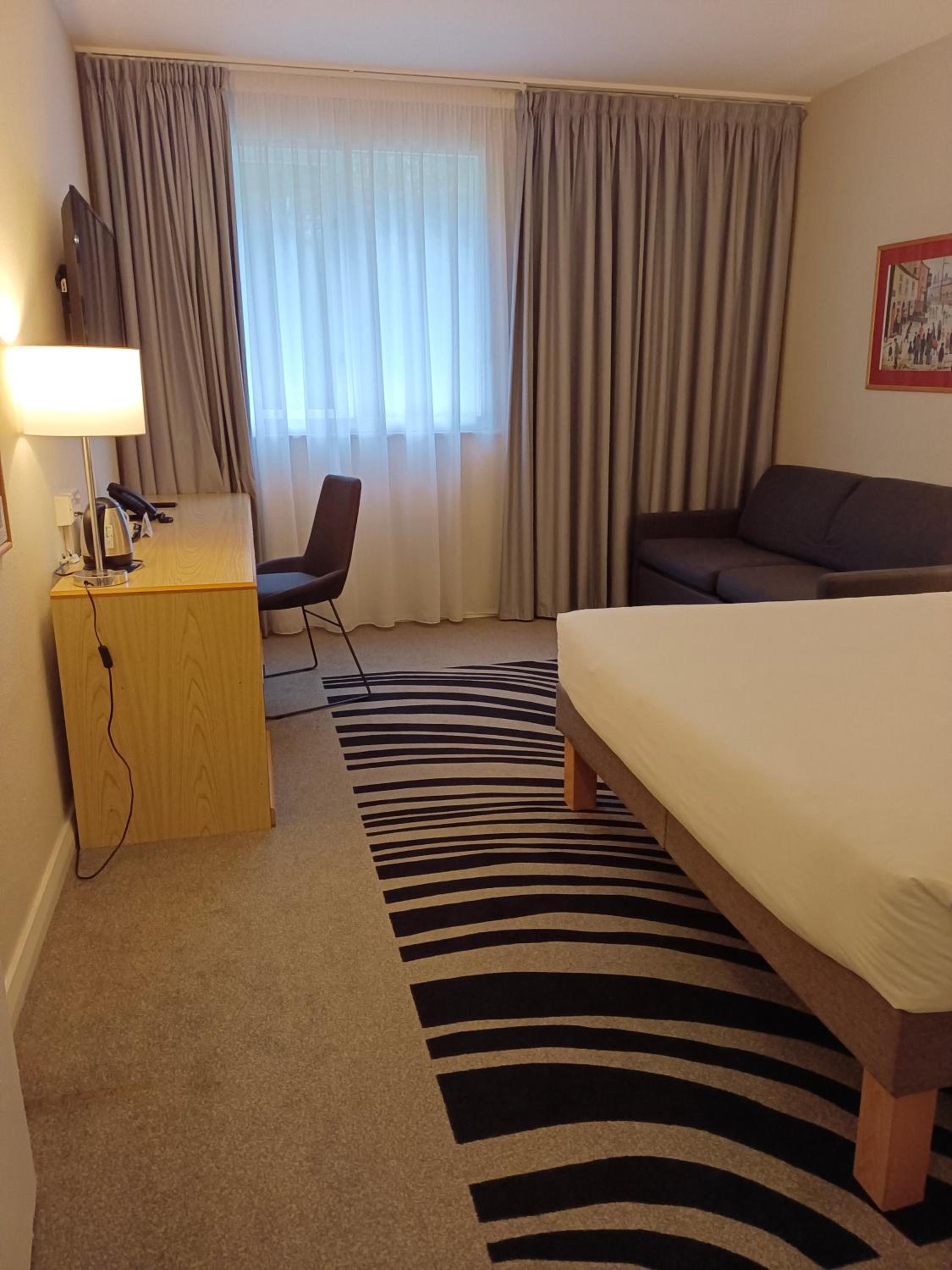 Accessible Room with 1 Queen Bed - Photo 3
