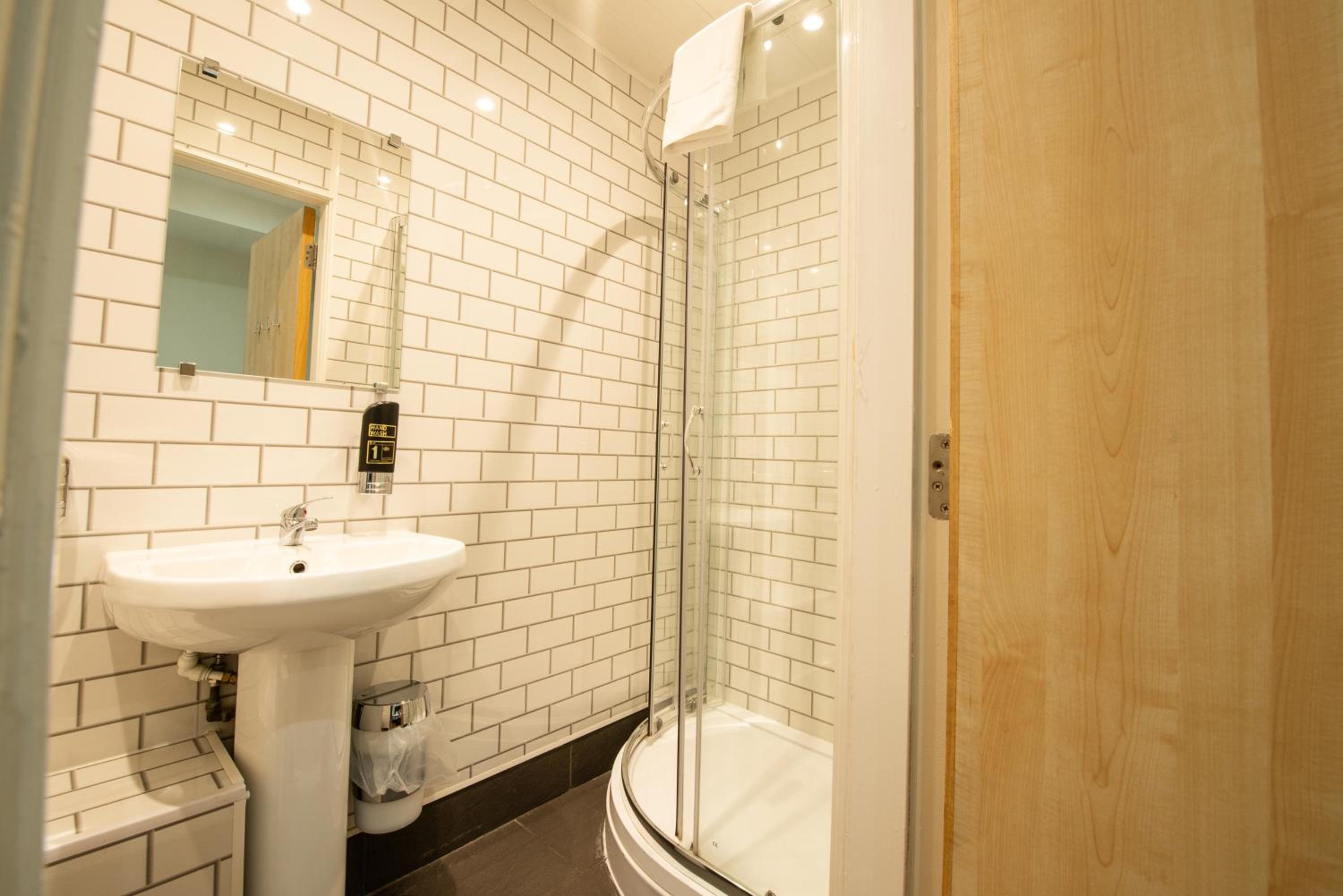 Twin Room - Photo 2