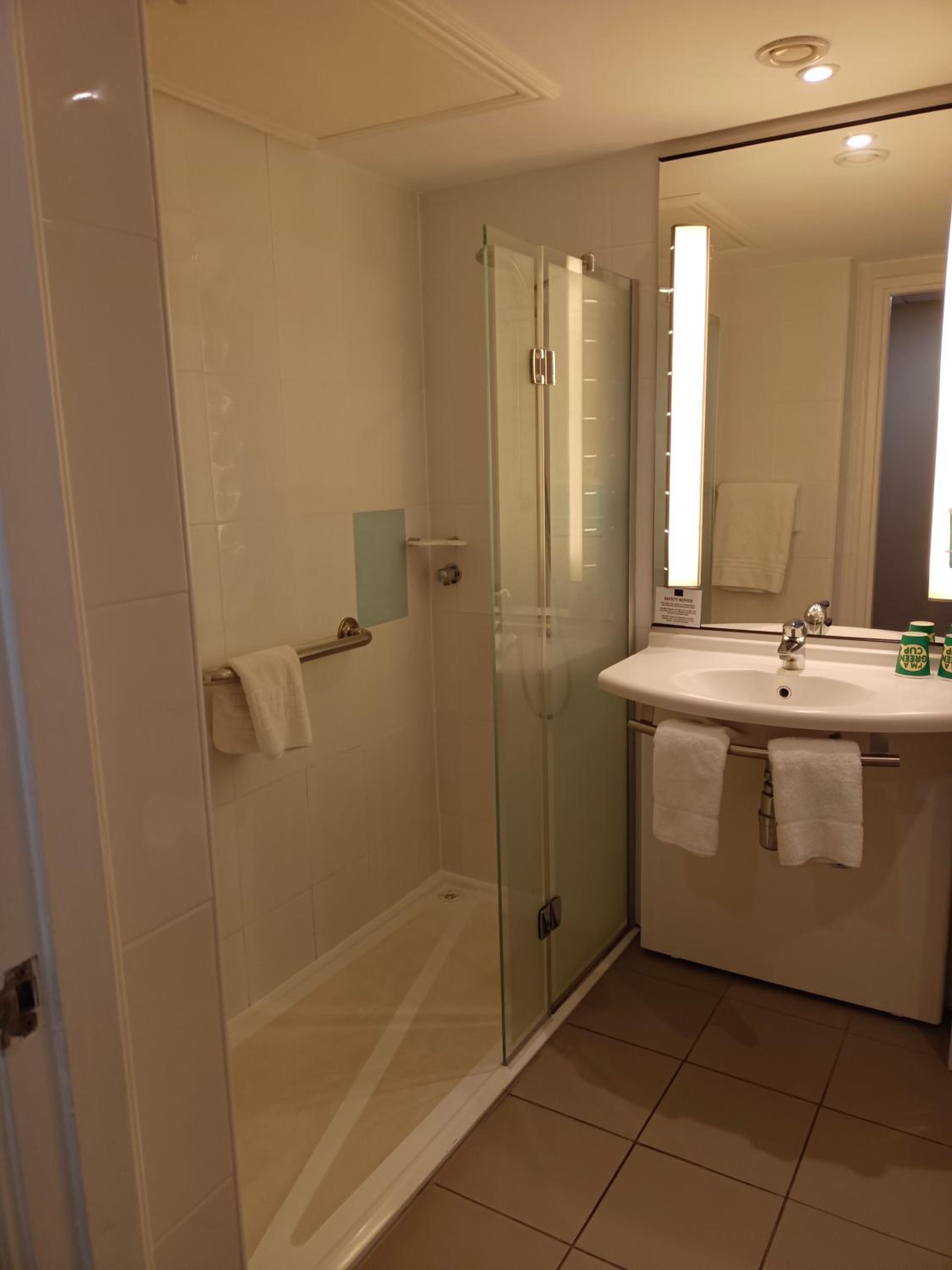 Accessible Room with 1 Queen Bed - Photo 4