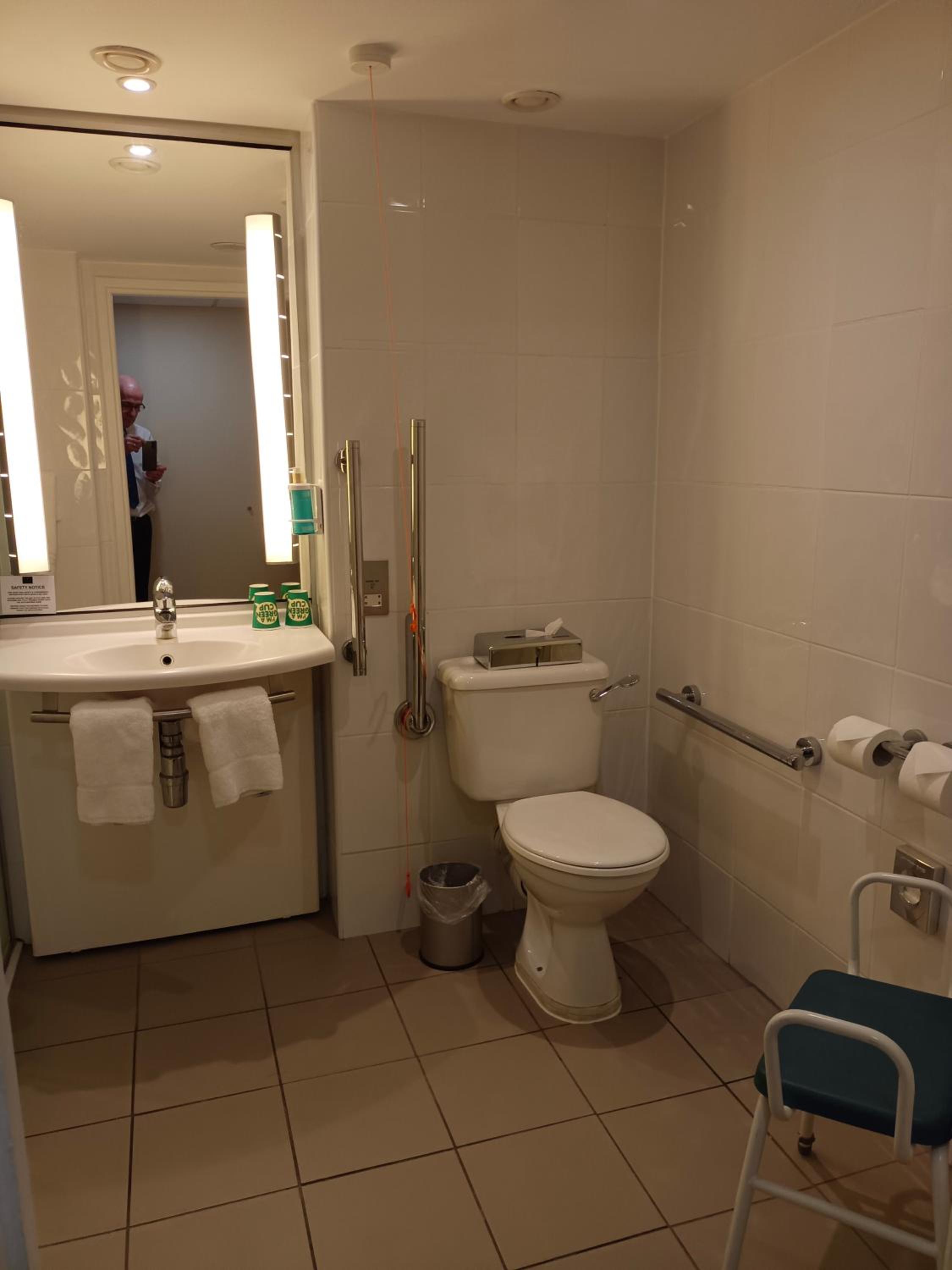 Accessible Room with 1 Queen Bed - Photo 5