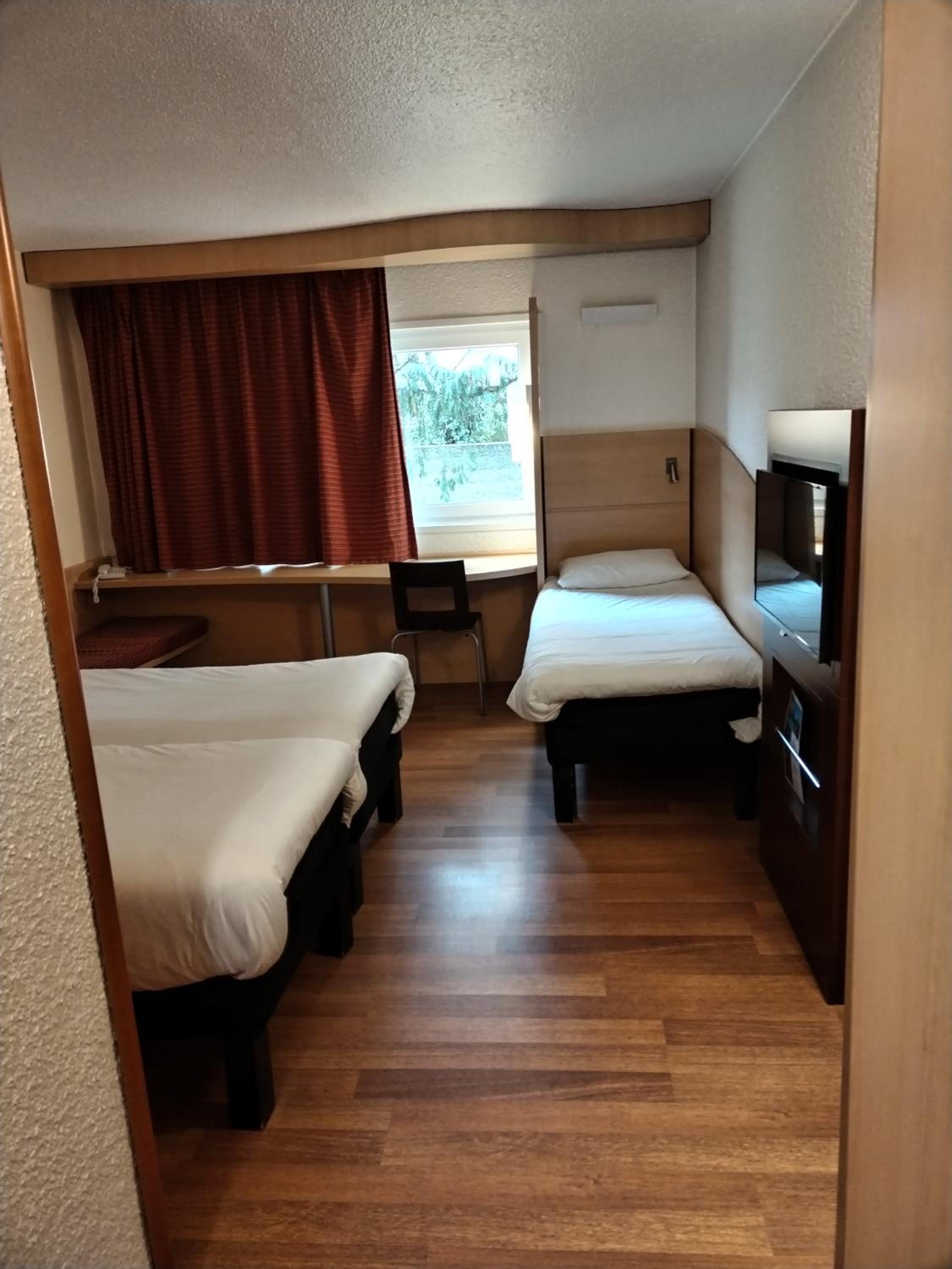Standard Room With Three Single Beds - Photo 8