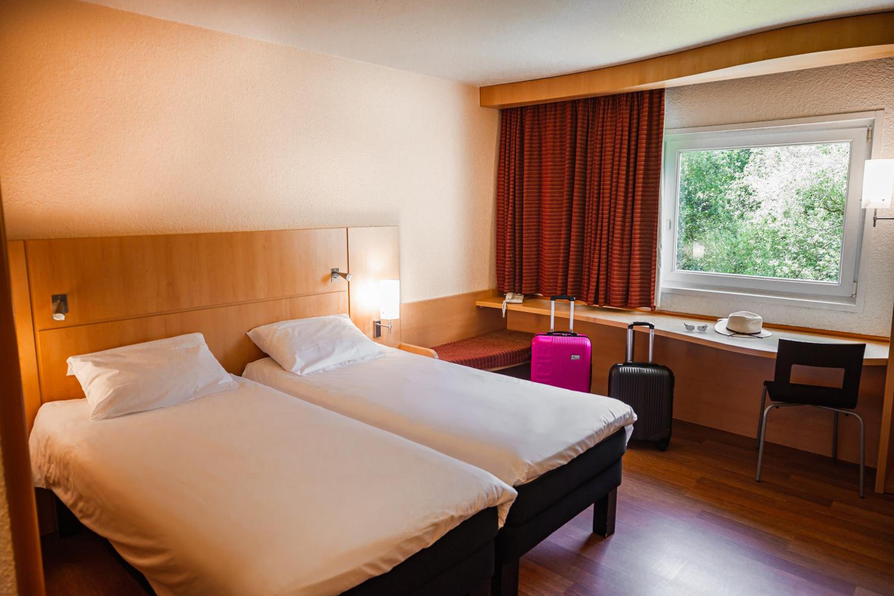Standard Twin Room - Photo 4
