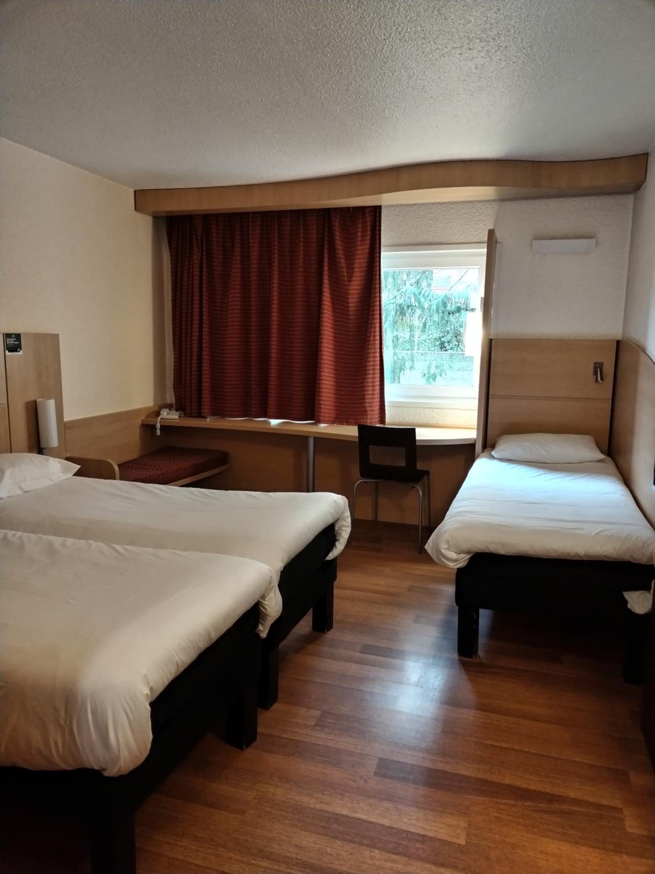 Standard Room With Three Single Beds - Photo 7