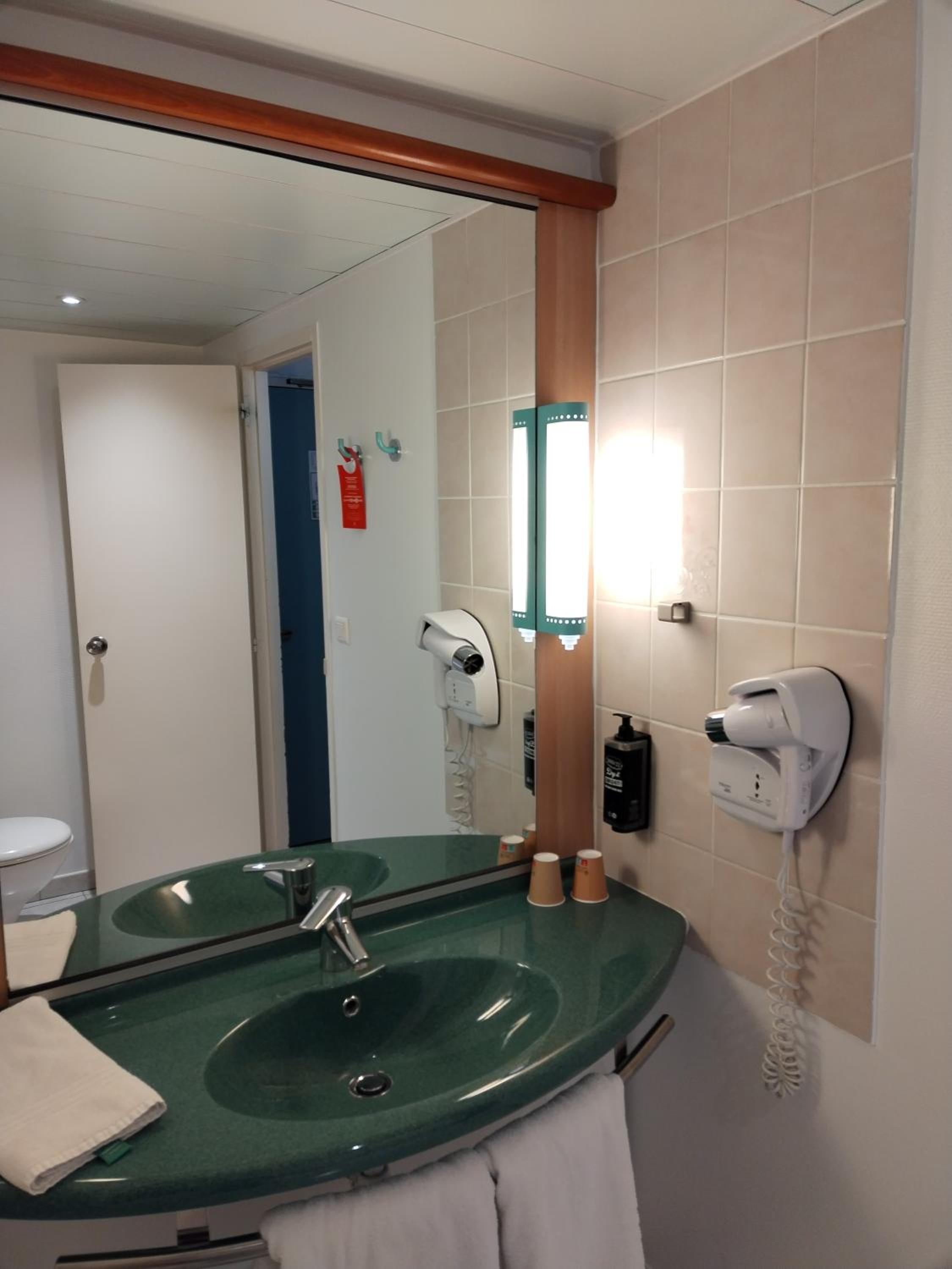 Standard Twin Room - Photo 3