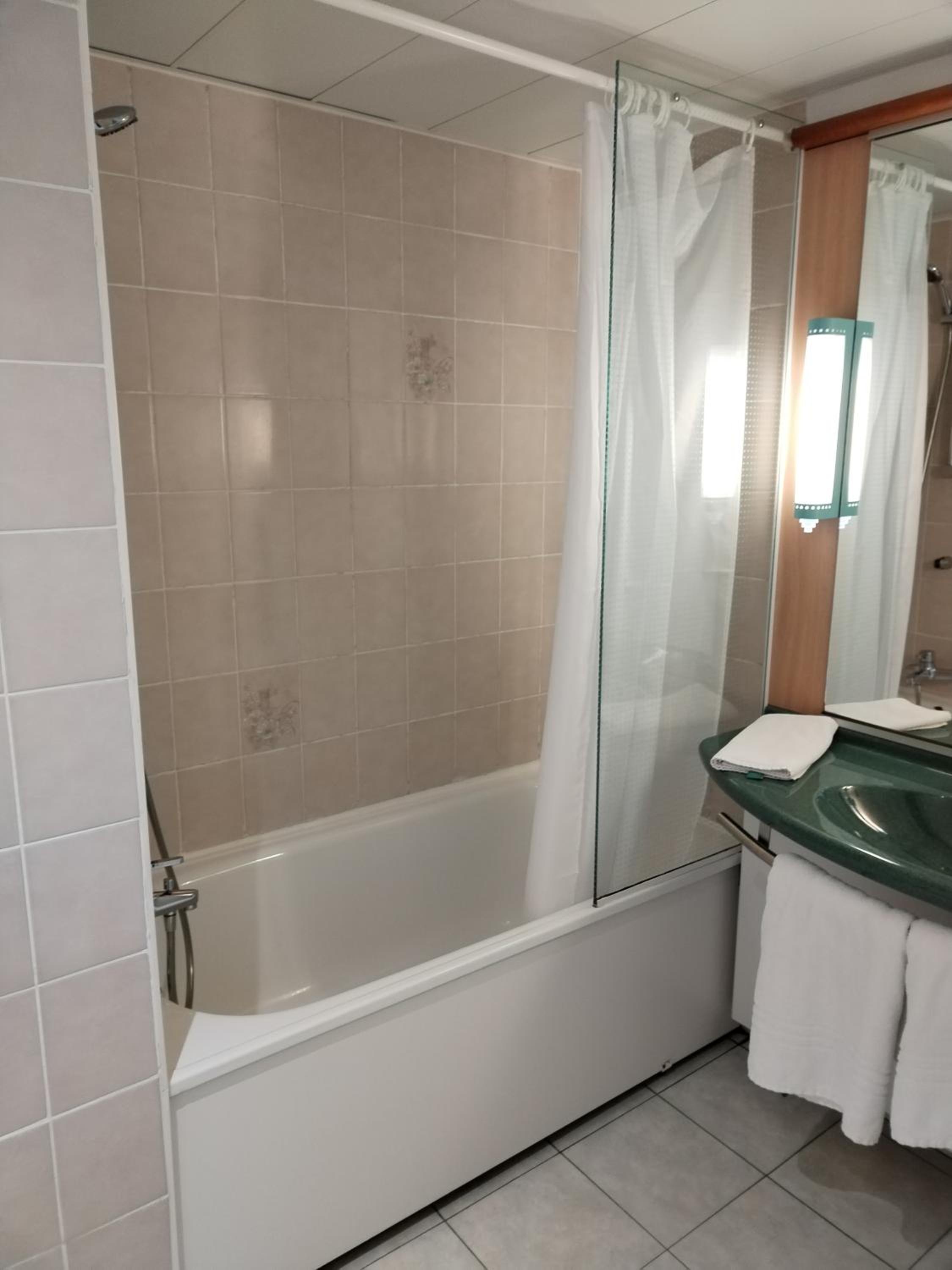 Standard Twin Room - Photo 2