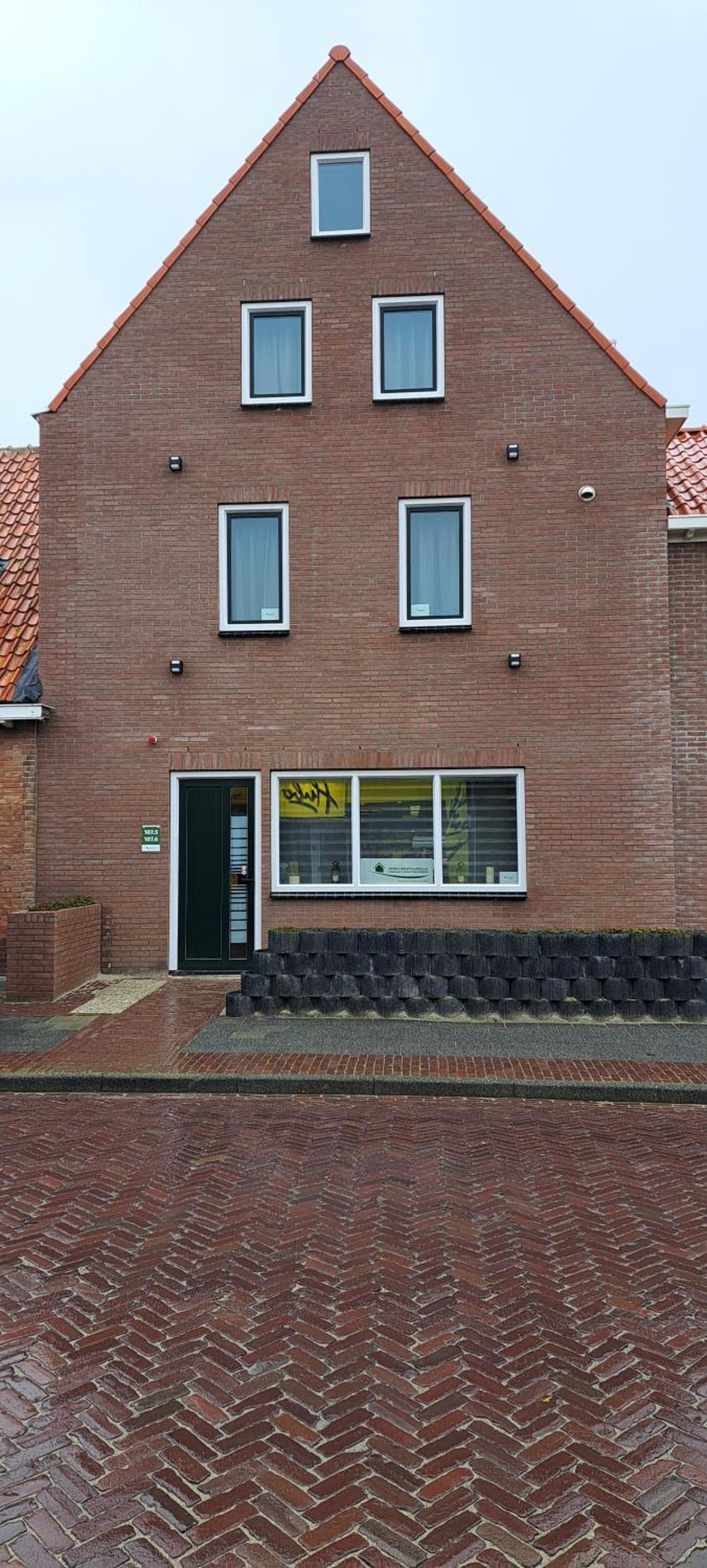 Three-Bedroom Apartment photo 2