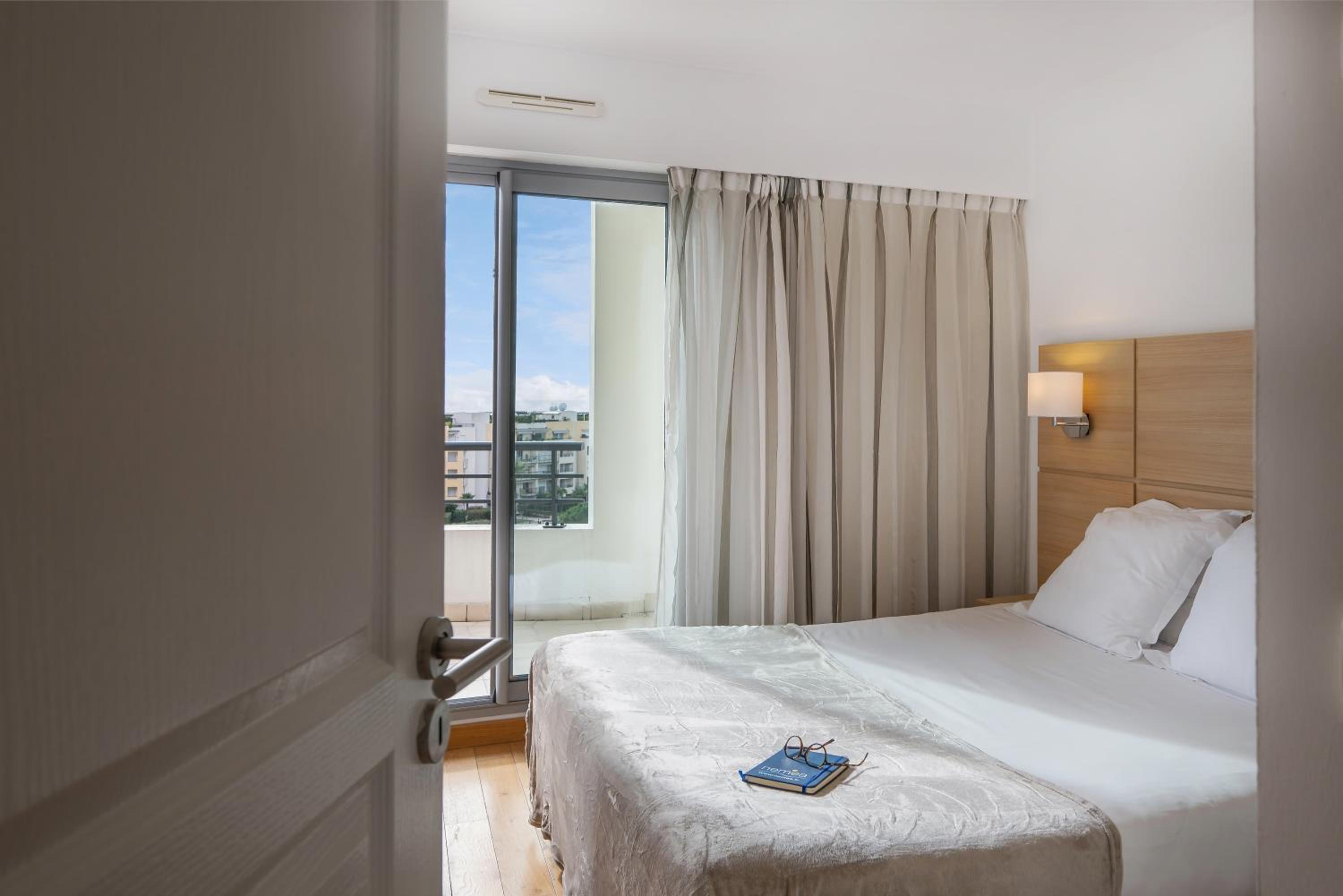 One-Bedroom Apartment (4 Adults) with swimming pool view photo 2