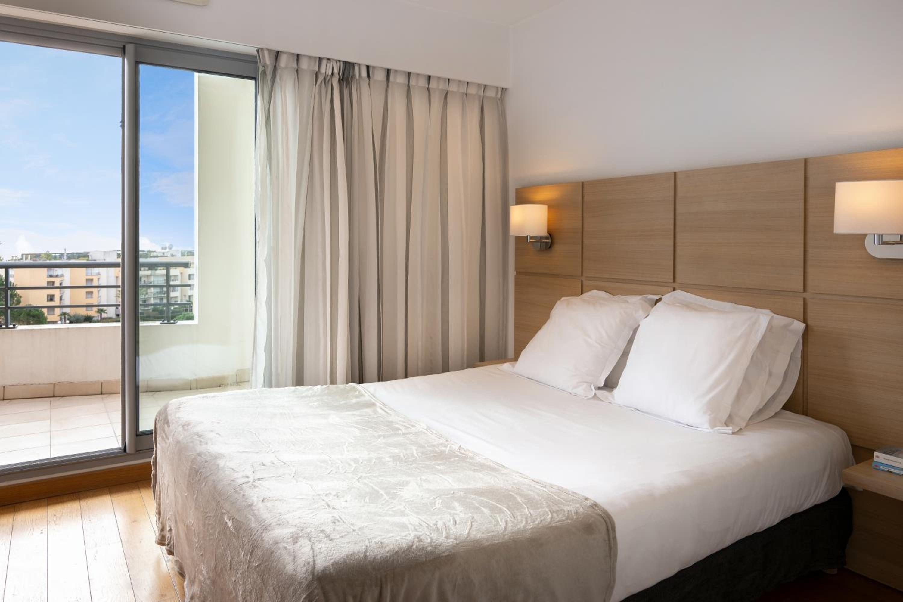 One-Bedroom Apartment (4 Adults) with swimming pool view photo 3