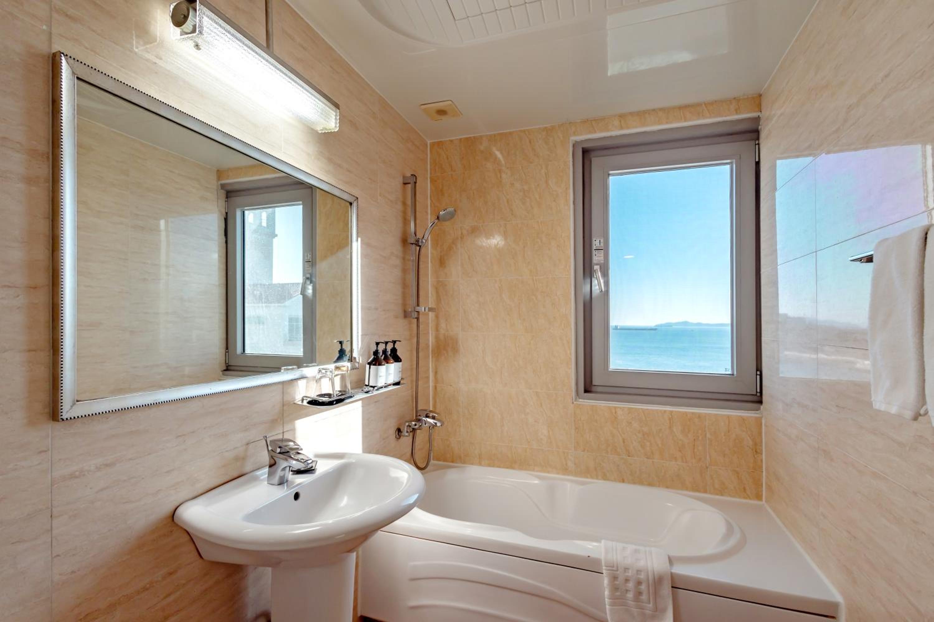 Deluxe Double Room With Ocean View photo 2