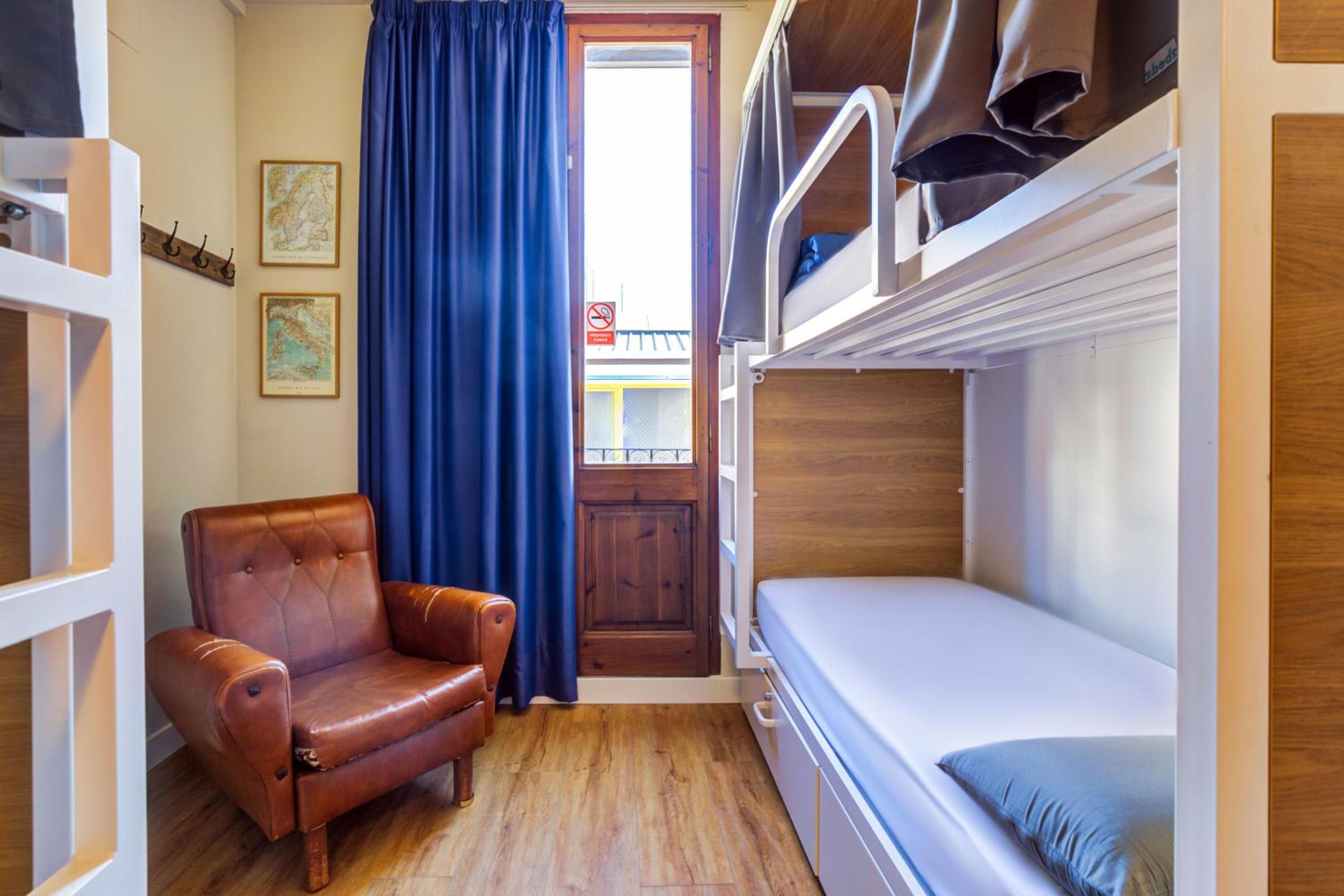 Cama en Dormitorio Mixto de 10 Camas
