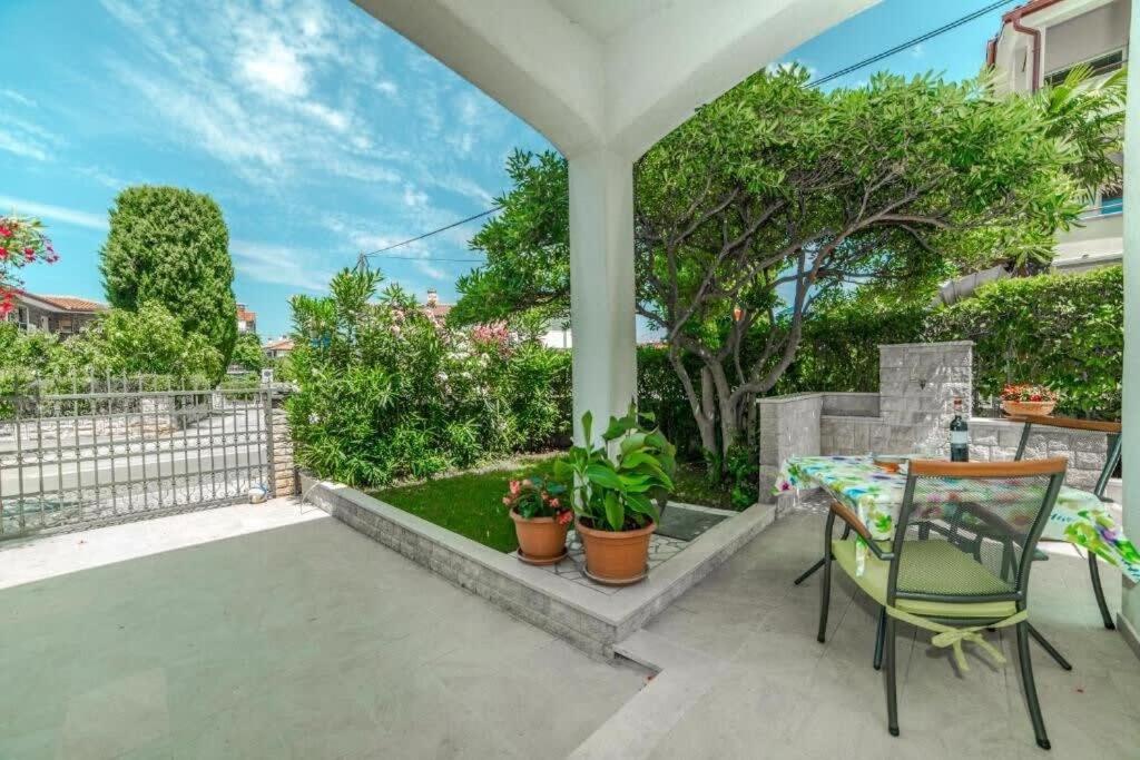One-Bedroom Apartment with Patio photo 3