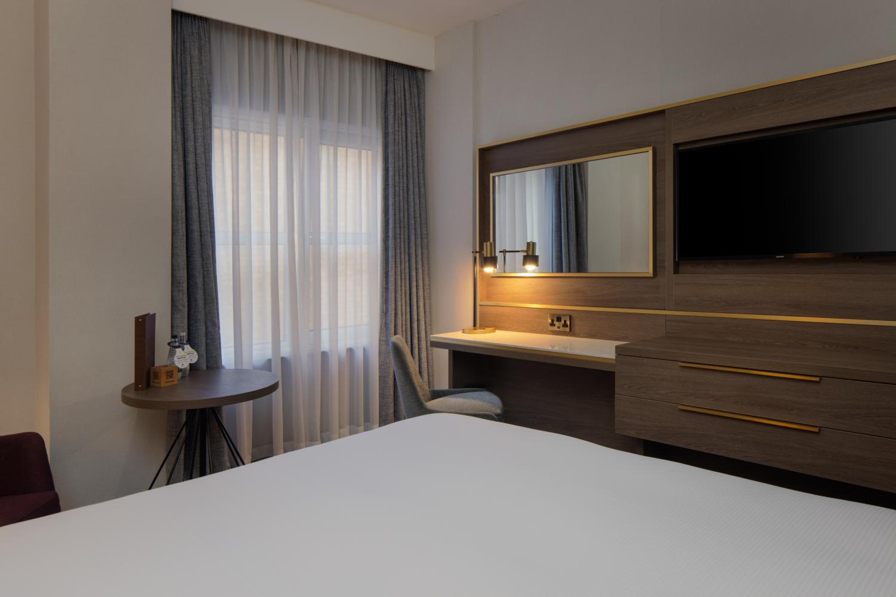 Deluxe Queen Room thumbnail 6