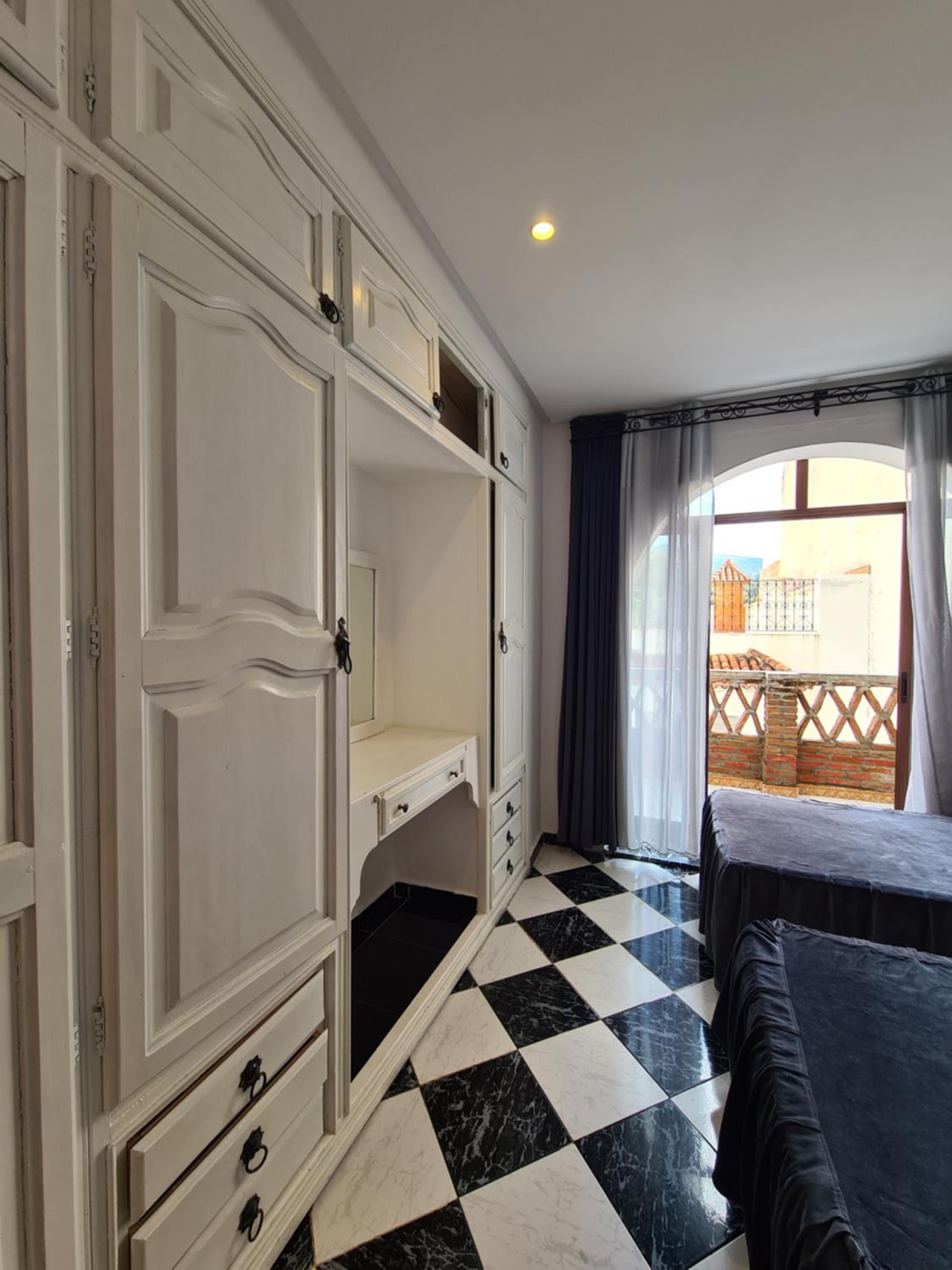 Apartment with Mountain View - Photo 30