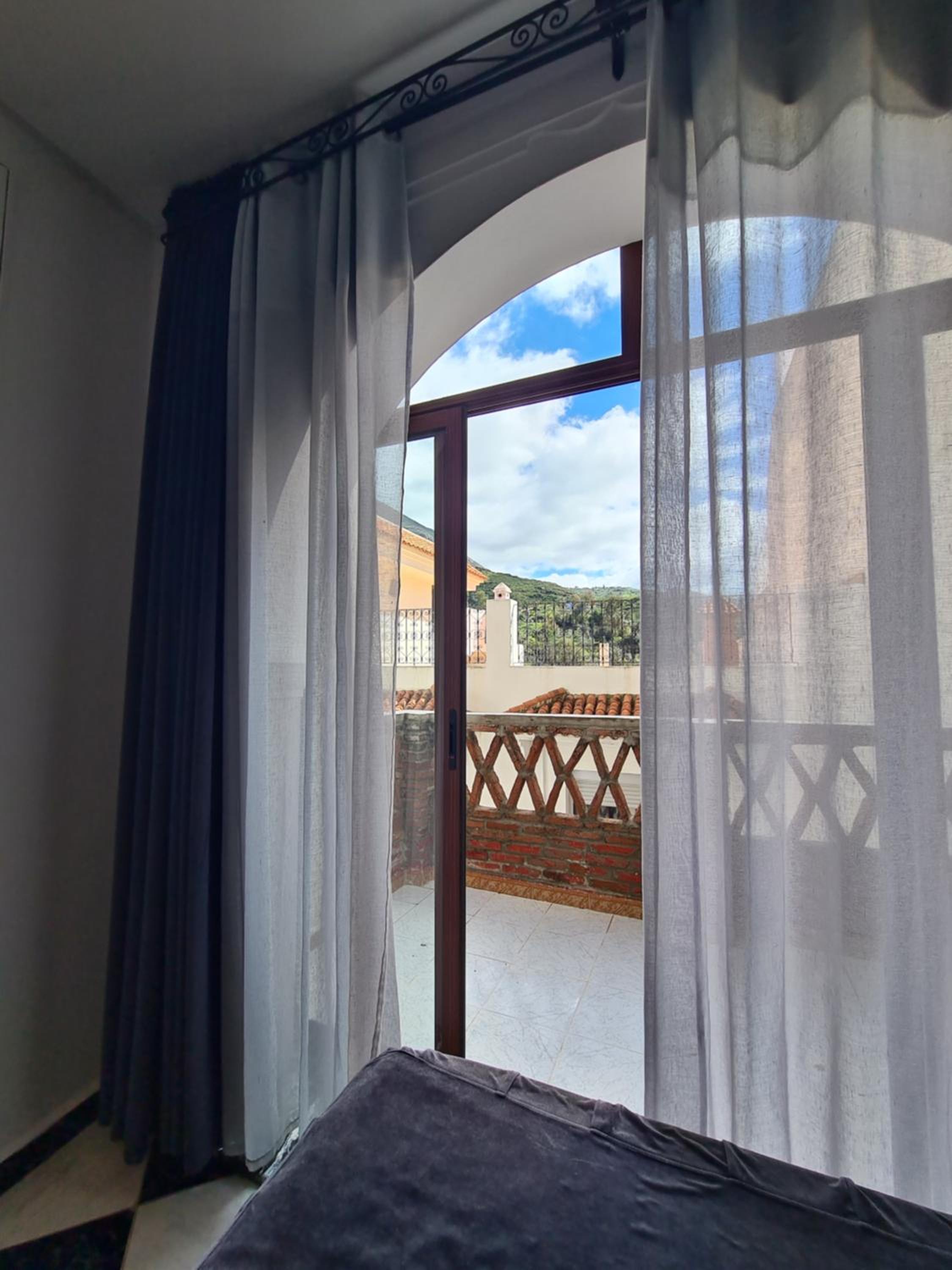 Apartment with Mountain View - Photo 32