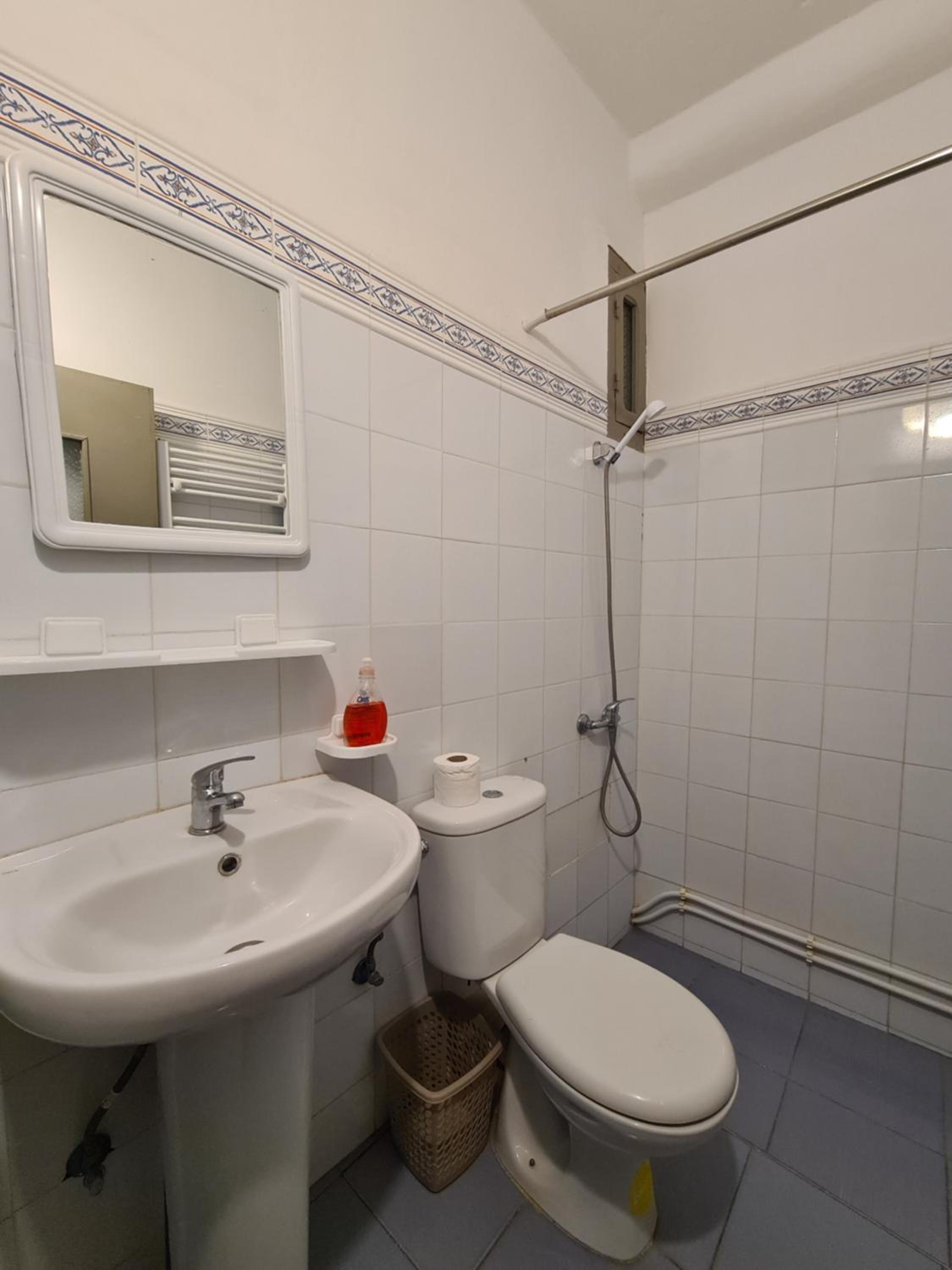 Twin Room - Photo 8