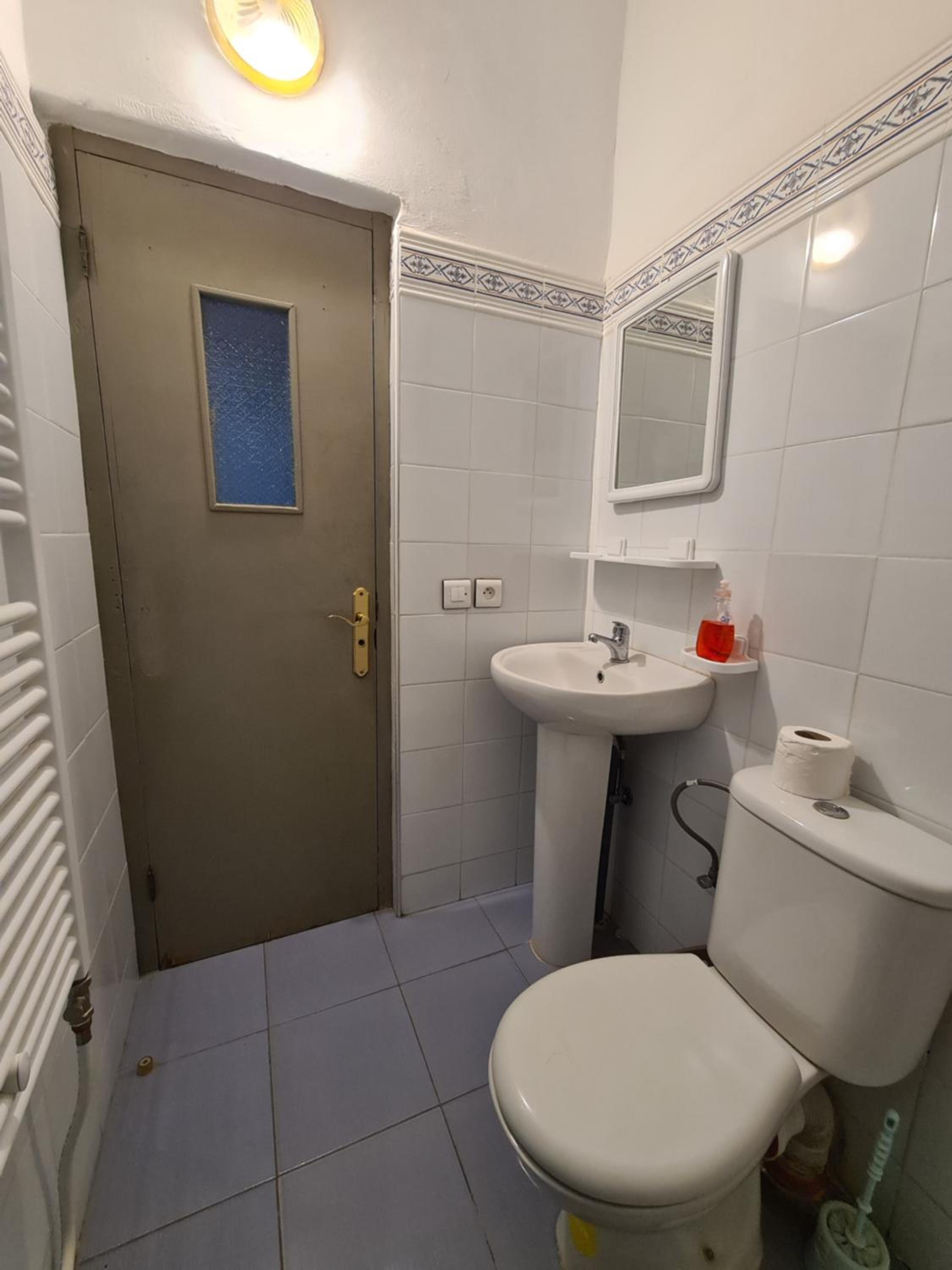 Twin Room - Photo 11
