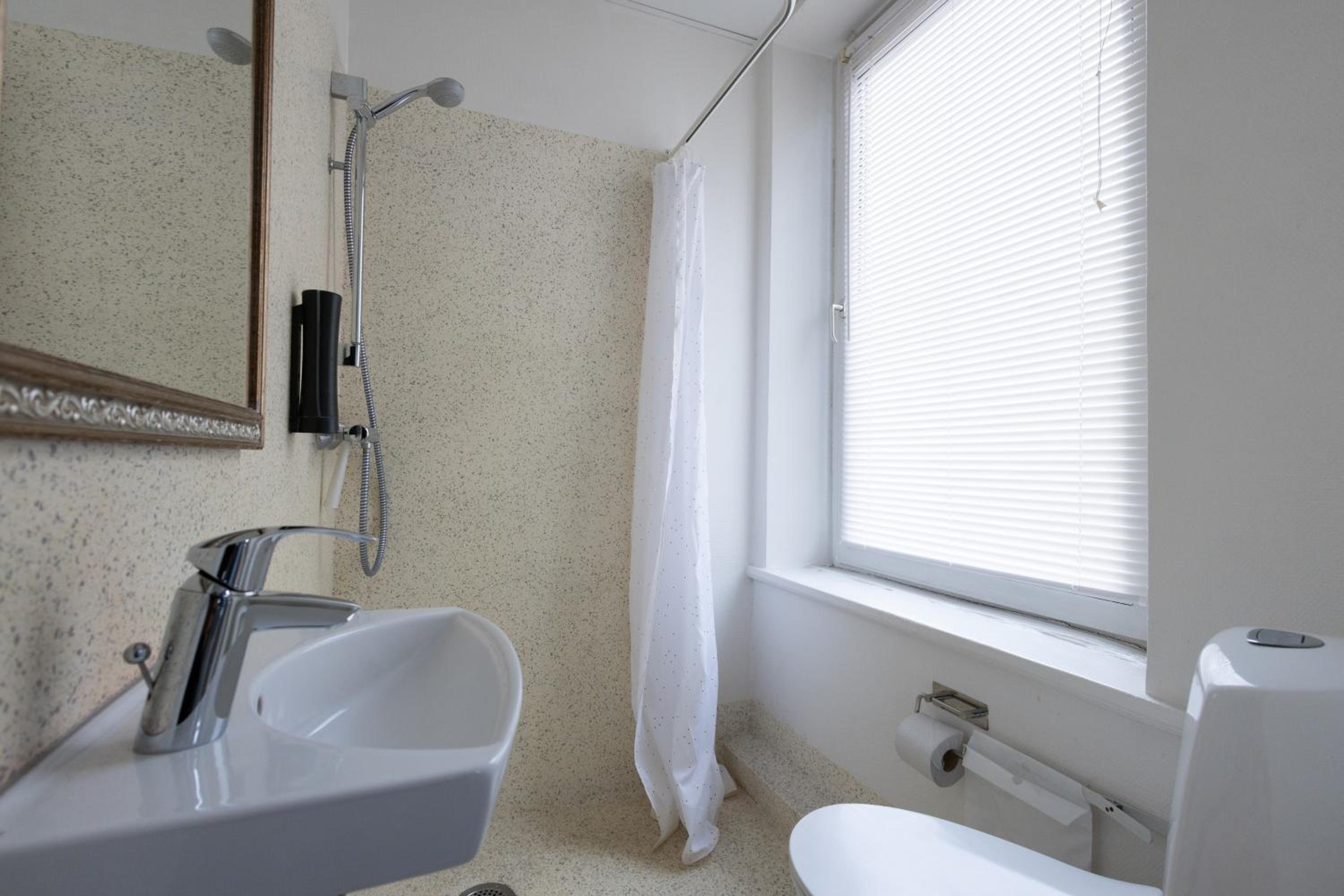 Standard Twin Room - Photo 6