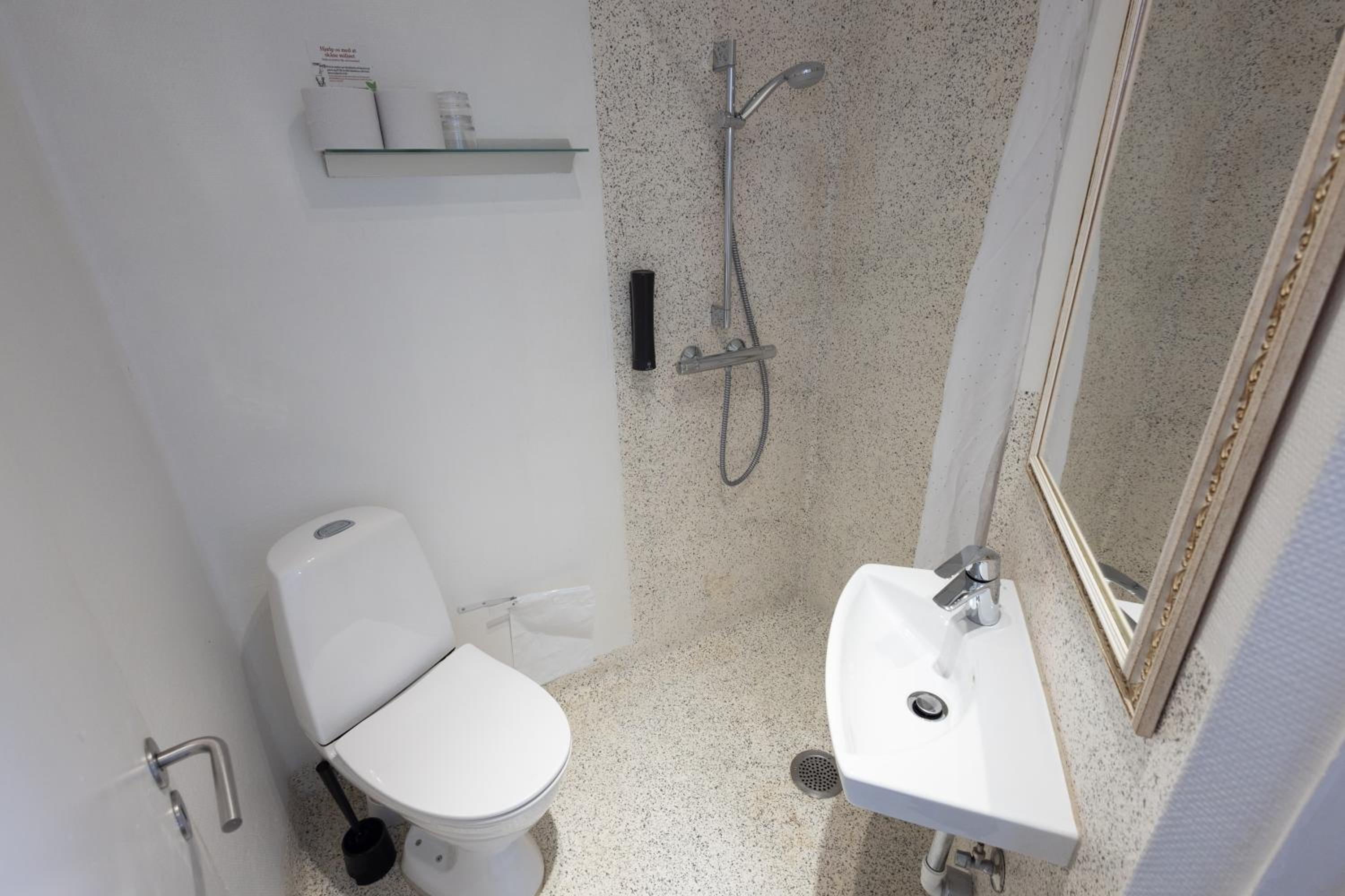 Standard Twin Room - Photo 4
