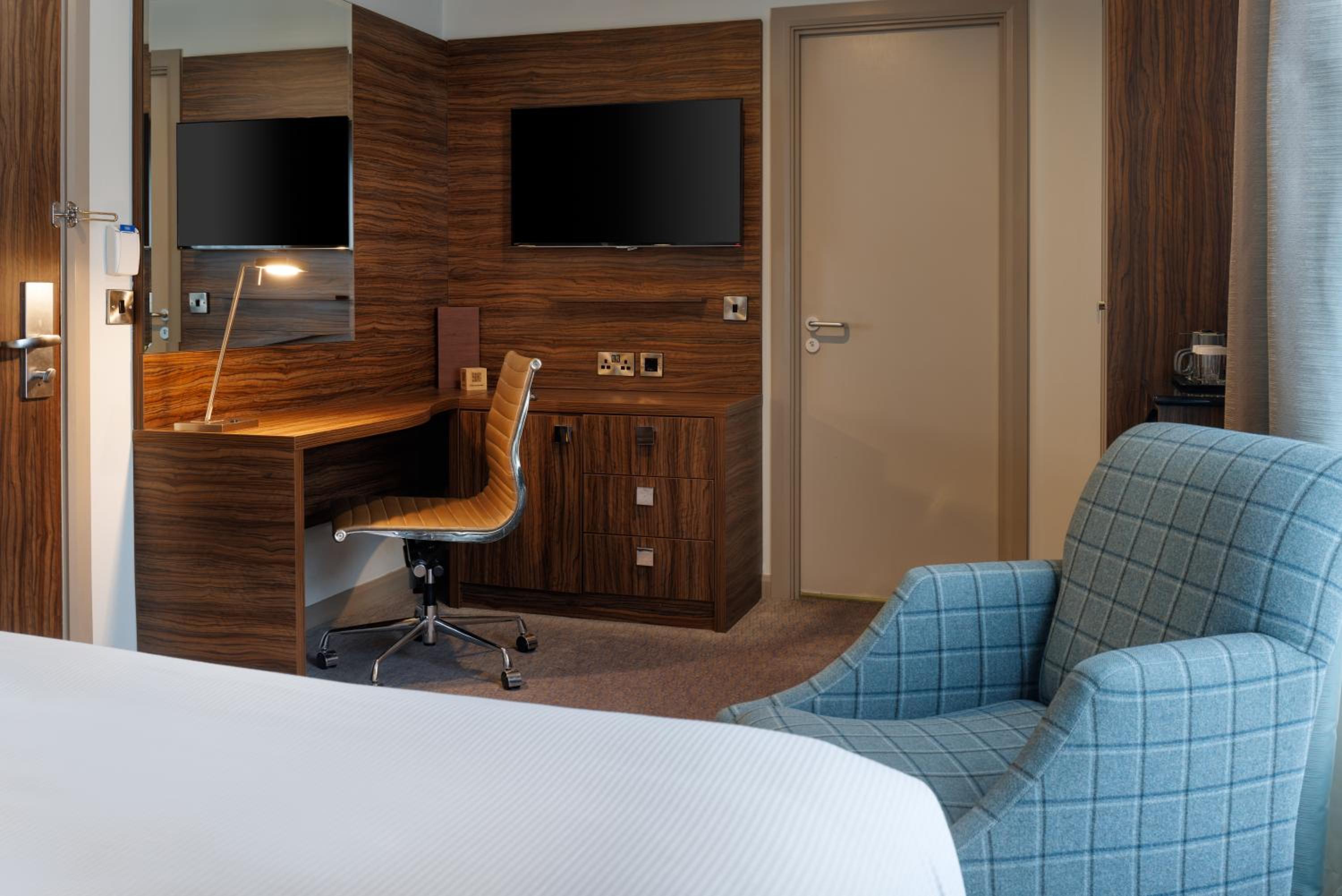 Queen Room thumbnail 6