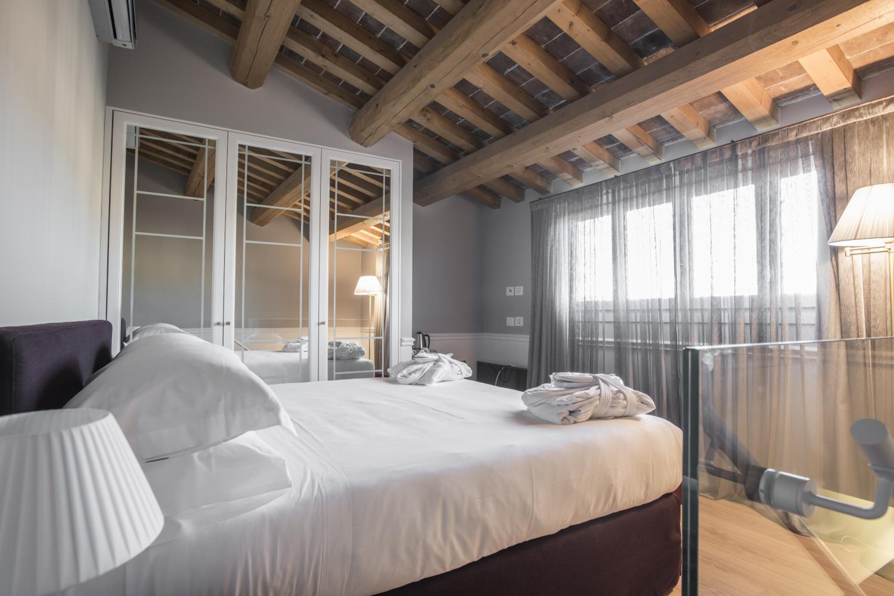 Suite with City View and Spa Access photo 1