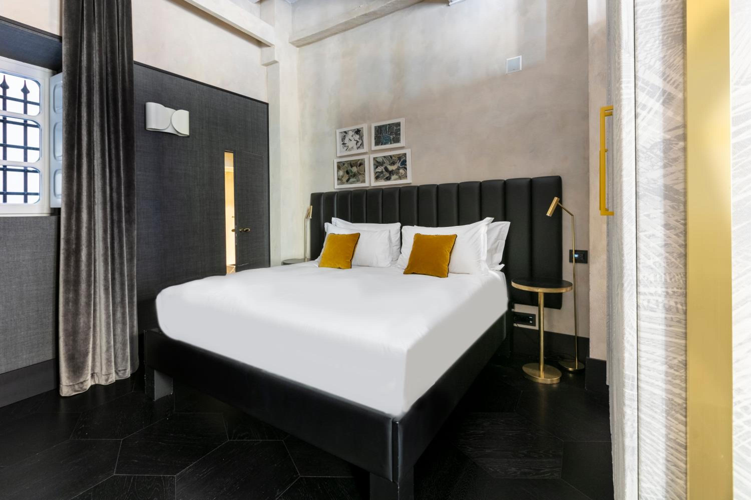 Large Studio with Kitchen and Sofa Bed