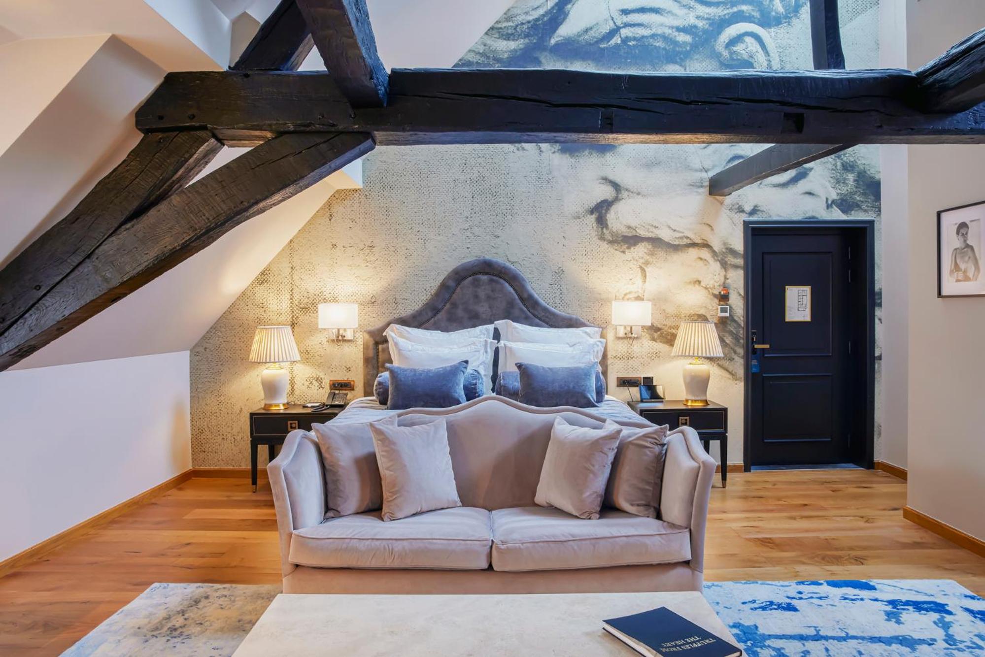 Signature Suite - Photo 1
