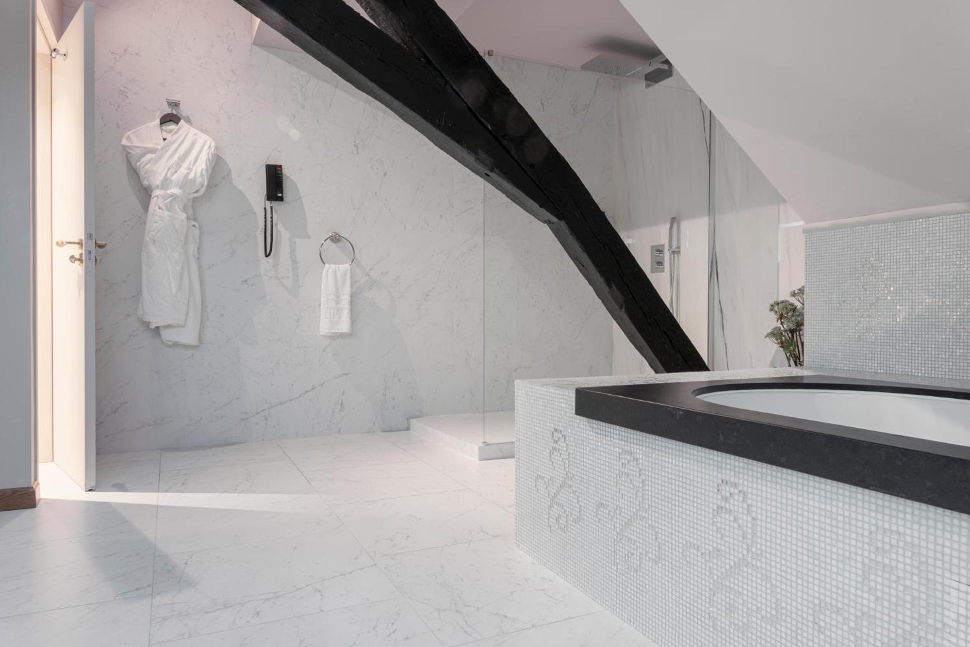 Signature Suite - Photo 10