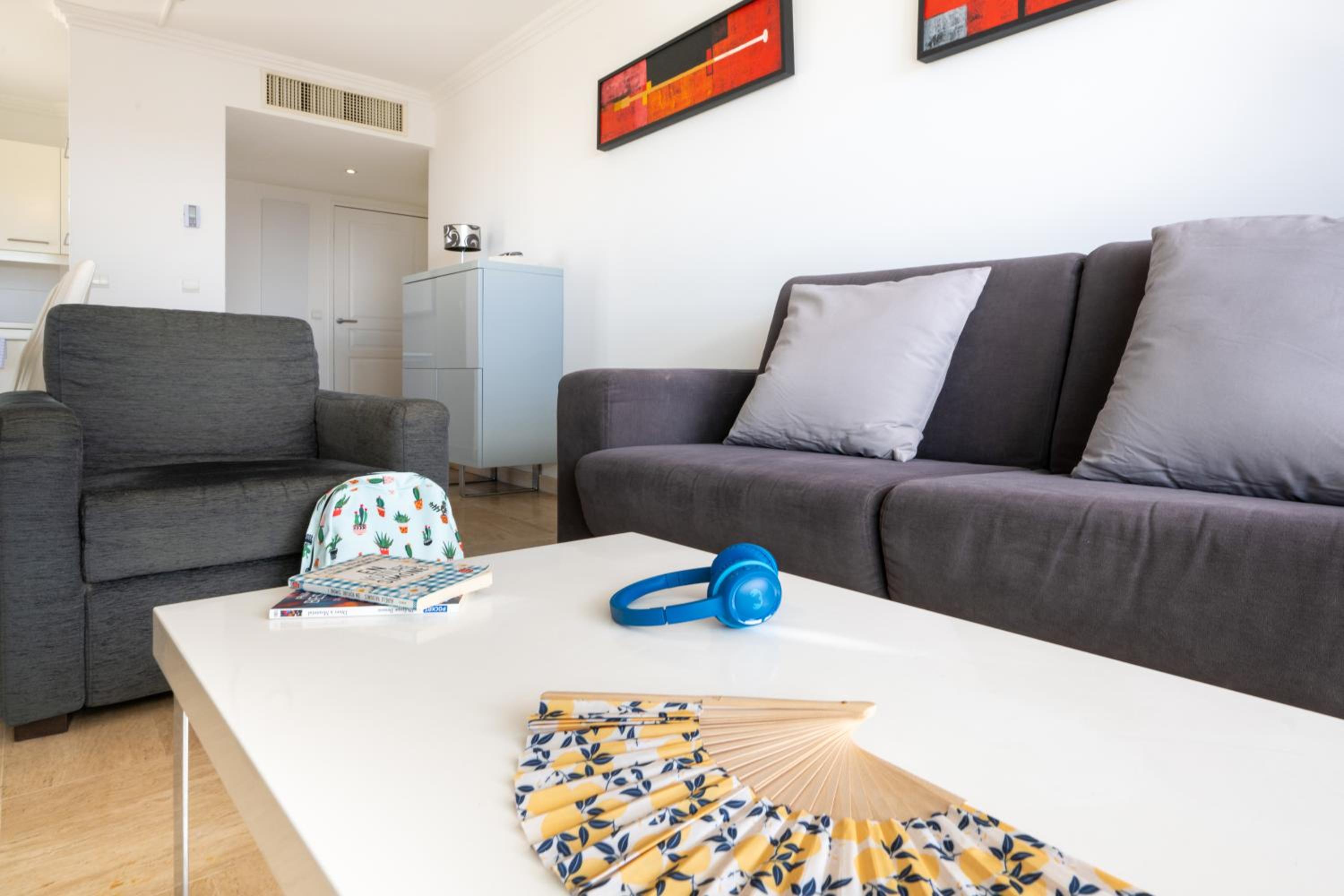 Two-Bedroom Apartment with Balcony and Sea View photo 2