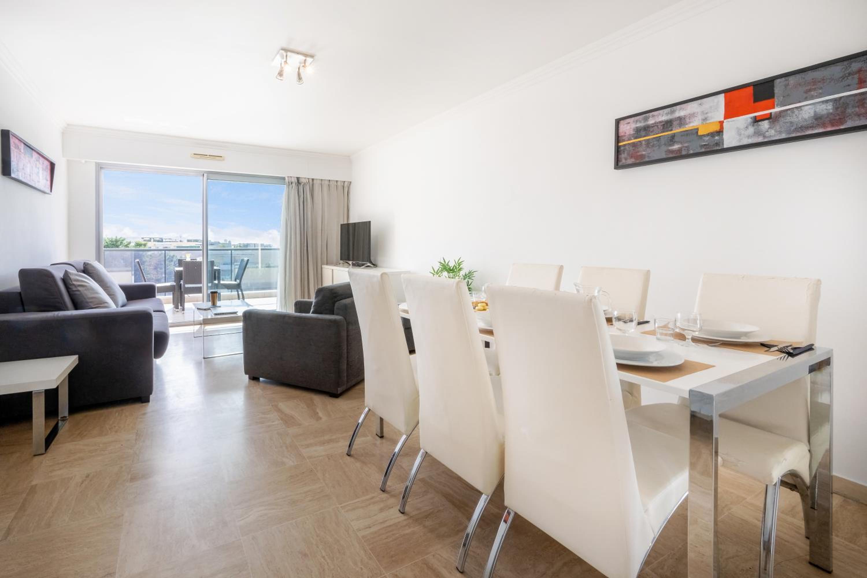 Two-Bedroom Apartment (6 Adults) with swimming-pool view