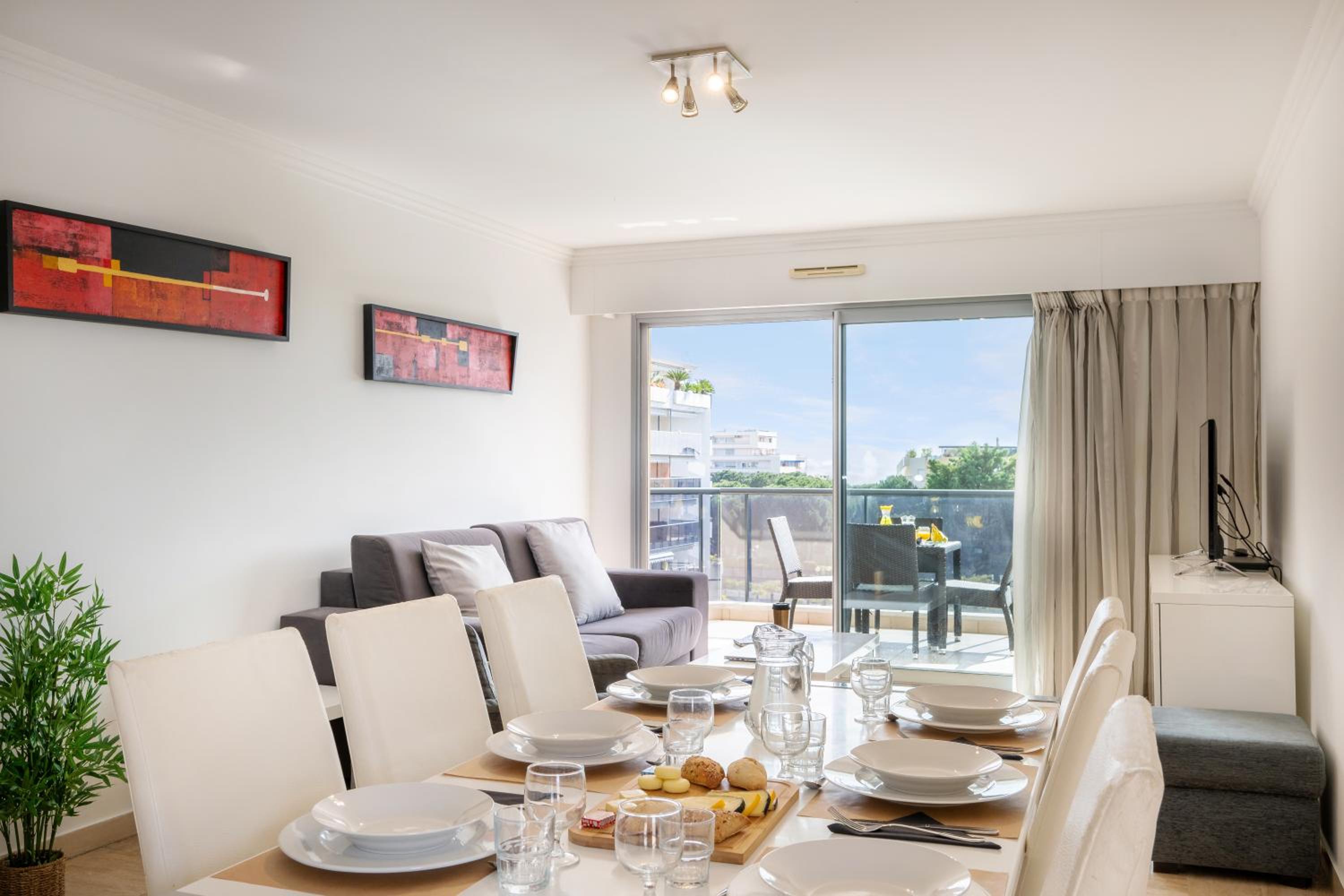 Two-Bedroom Apartment with Balcony and Sea View photo 3