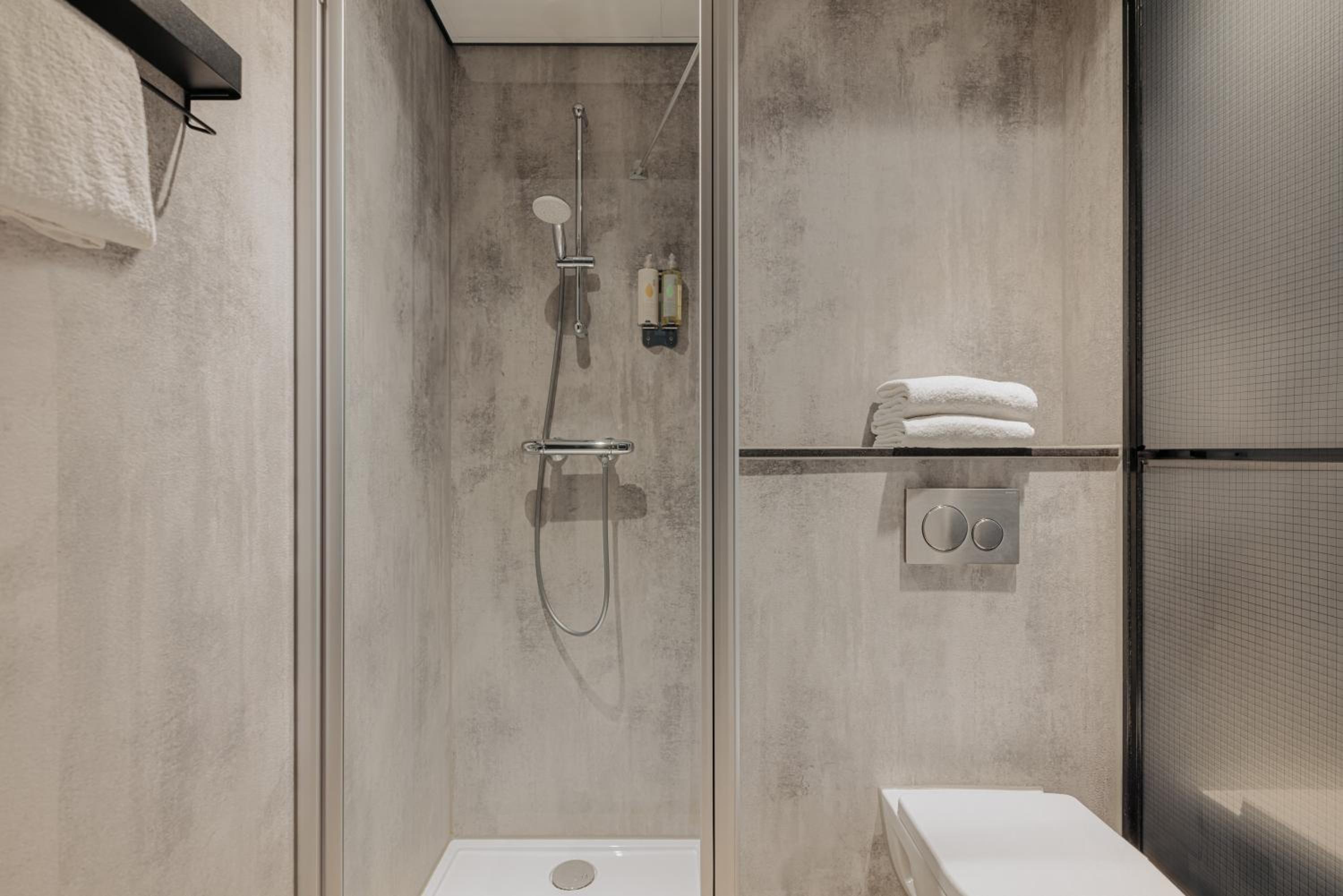 Comfort Room 1 Double Bed 1 Single Bed