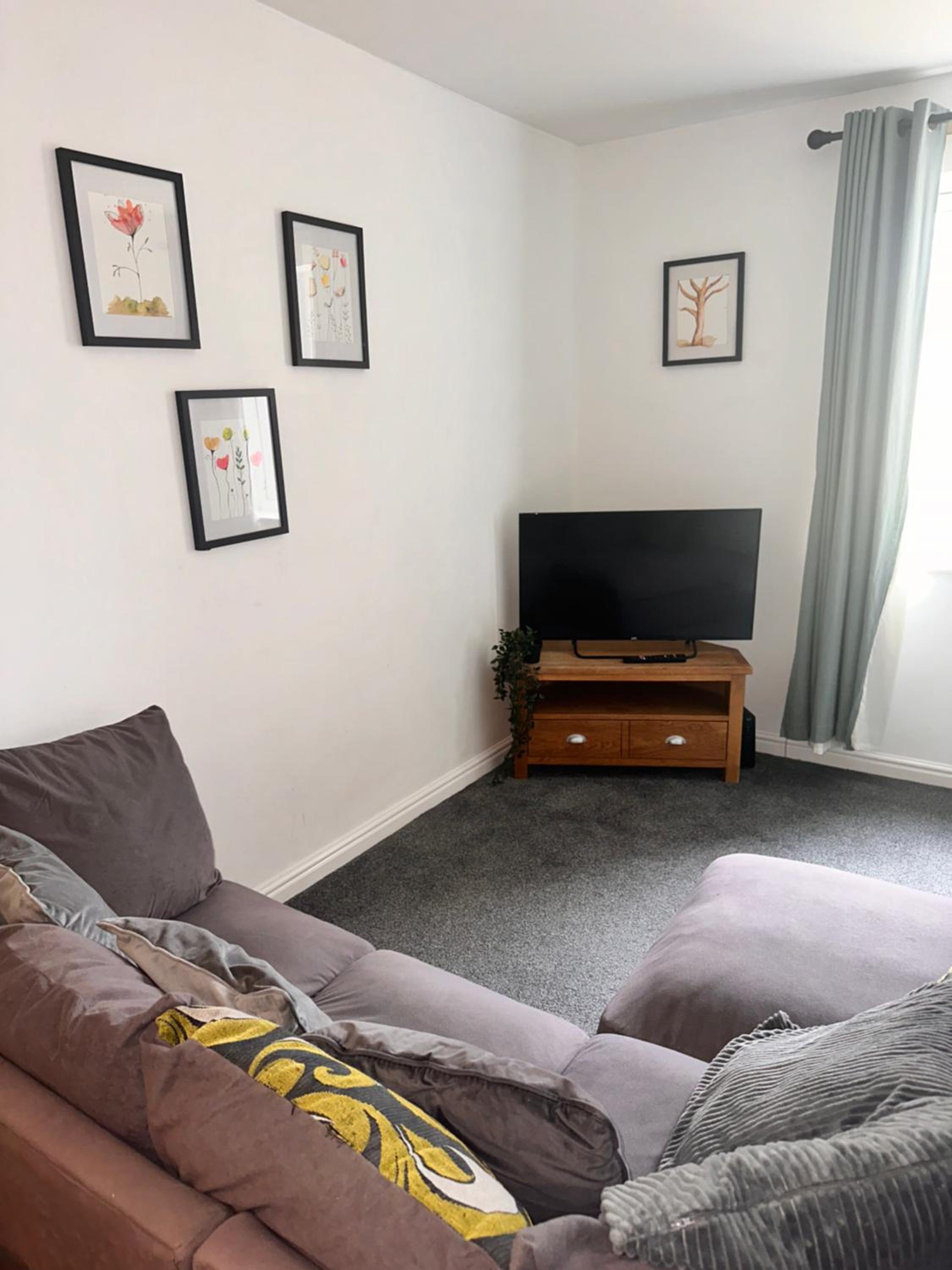 One-Bedroom Apartment photo 1