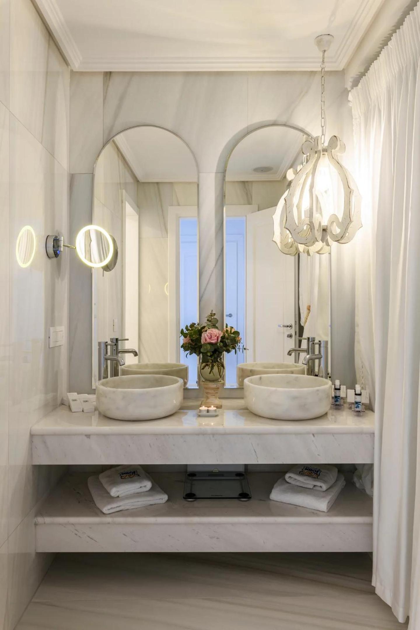 Signature Junior Suite with Sea View - Photo 4