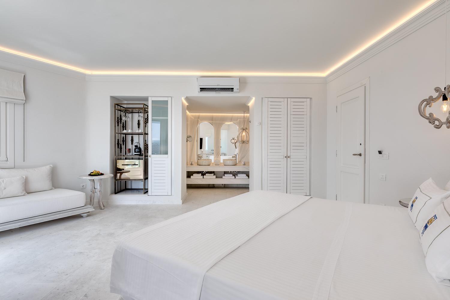 Signature Junior Suite with Sea View - Photo 14