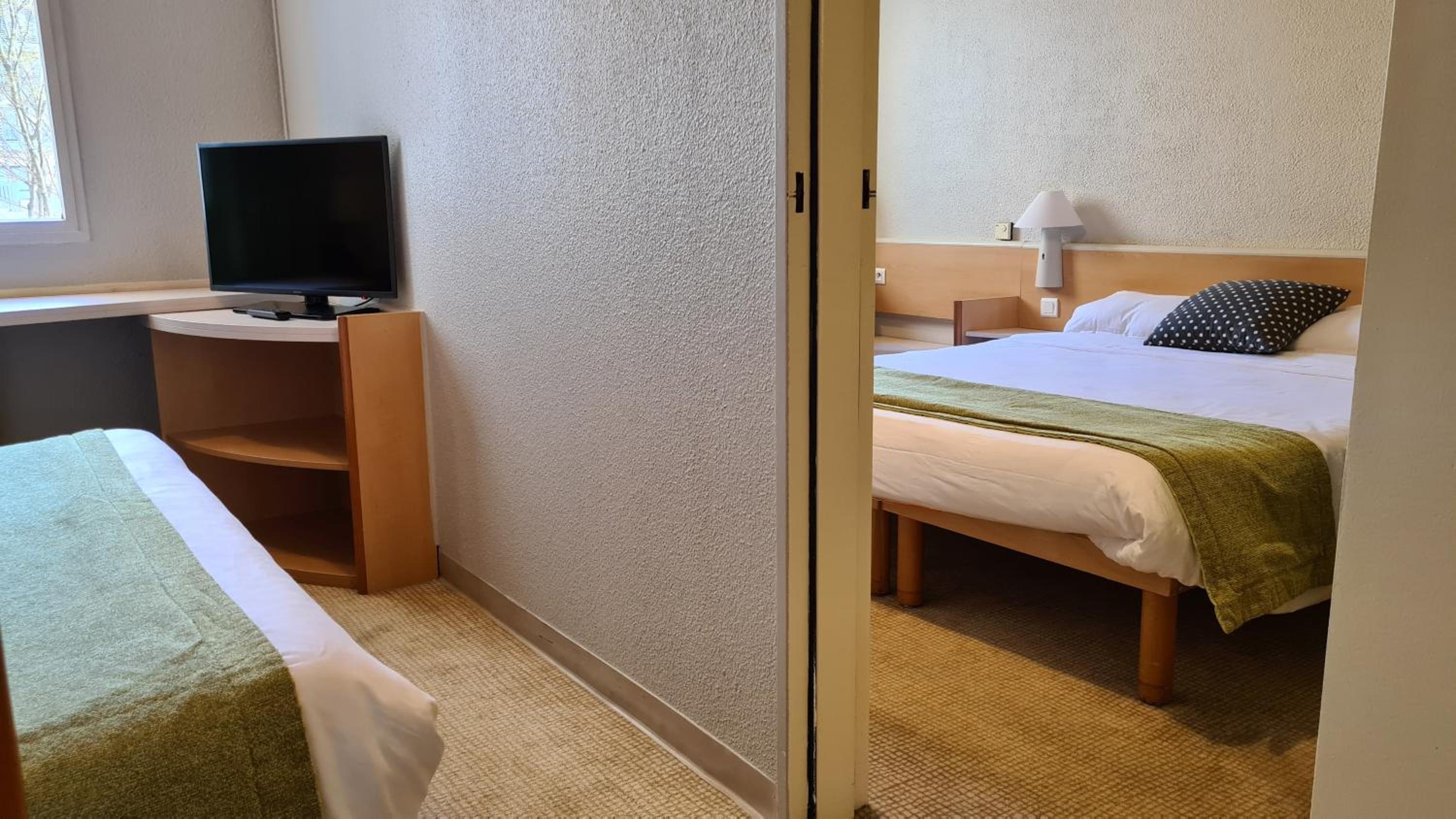 Connecting Rooms - Photo 2