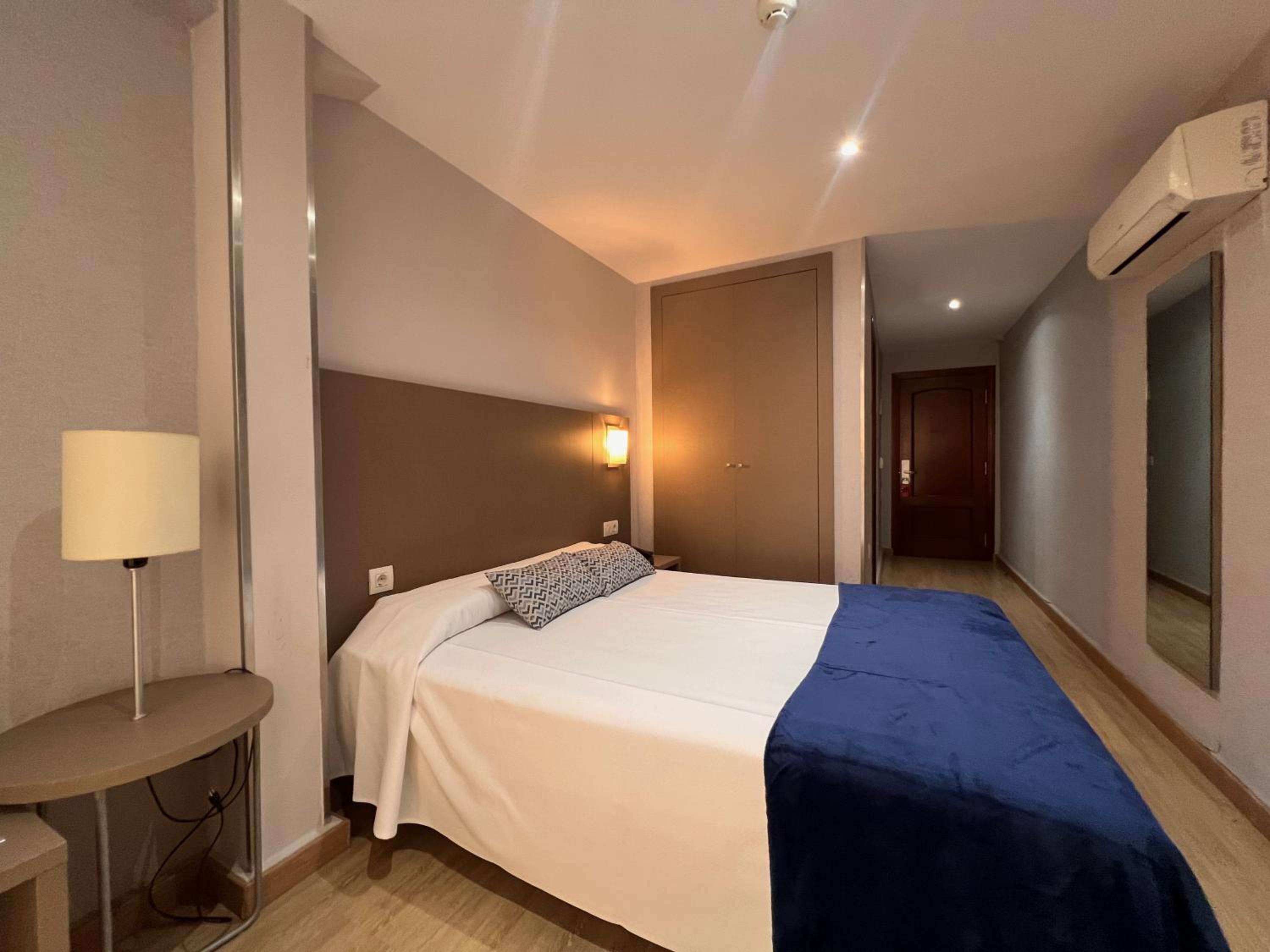 Double or Twin Room with City View photo 2
