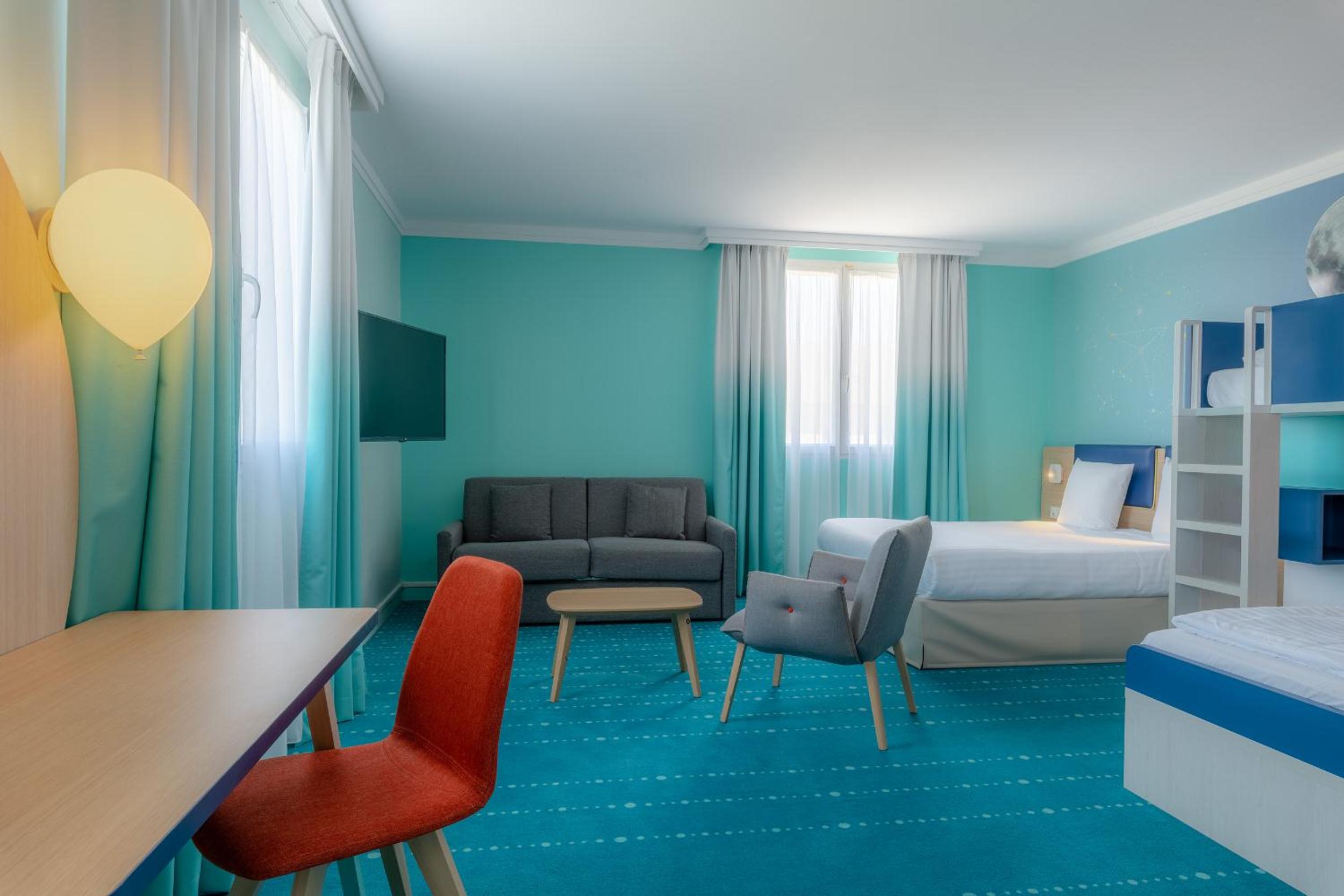 Modern comfort awaits in this inviting hotel room!