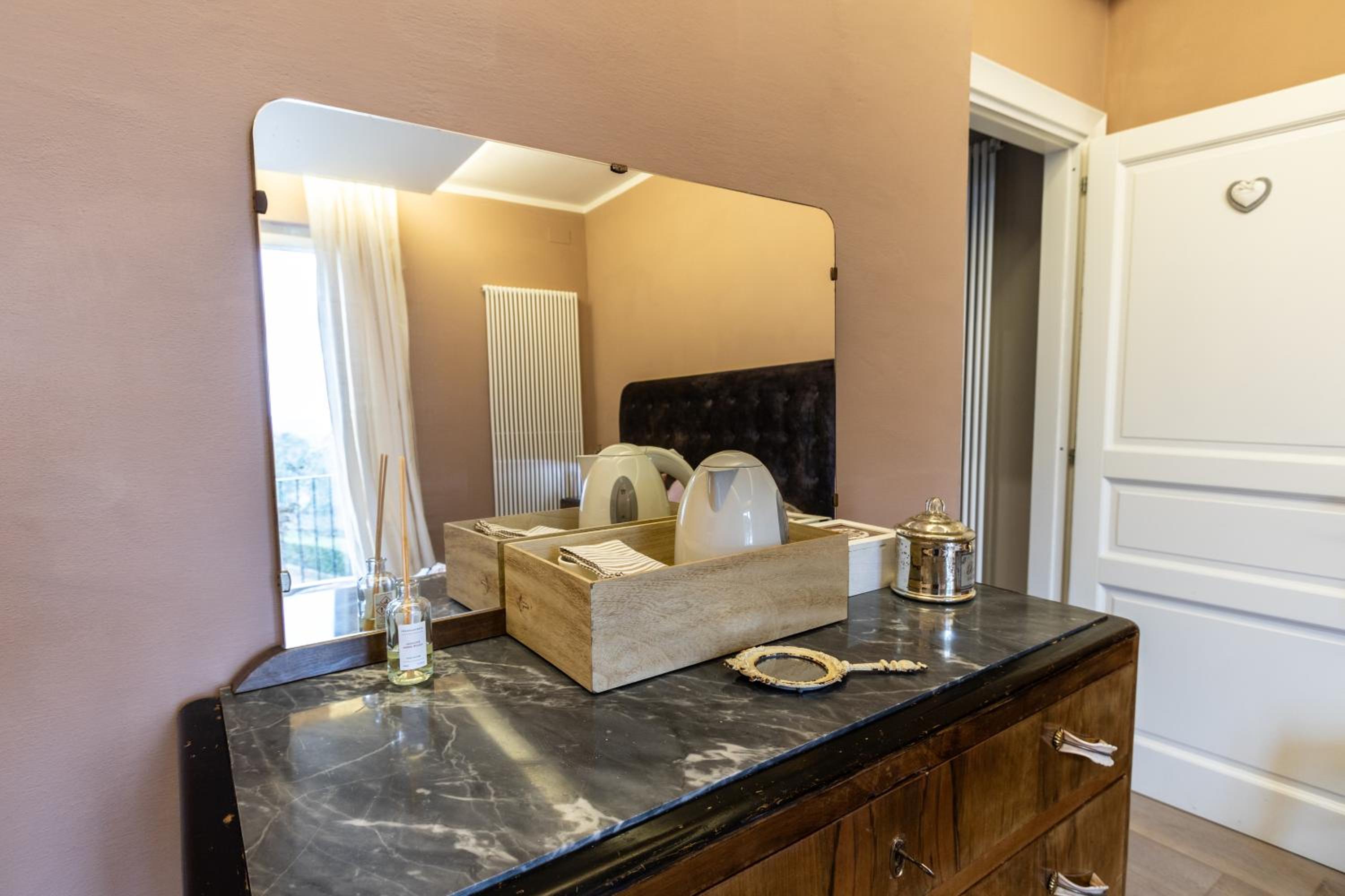 Double Room with Private External Bathroom - Photo 13