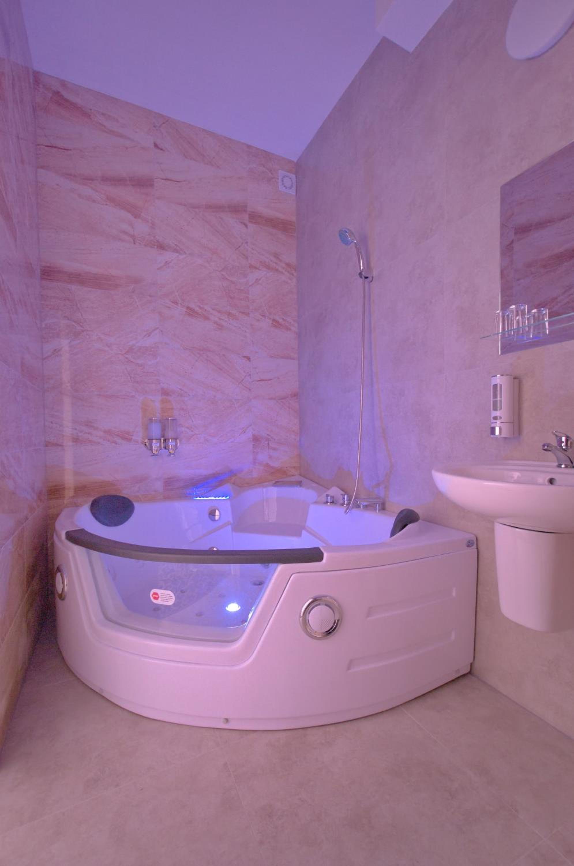 One-Bedroom Apartment with Spa Bath photo 2