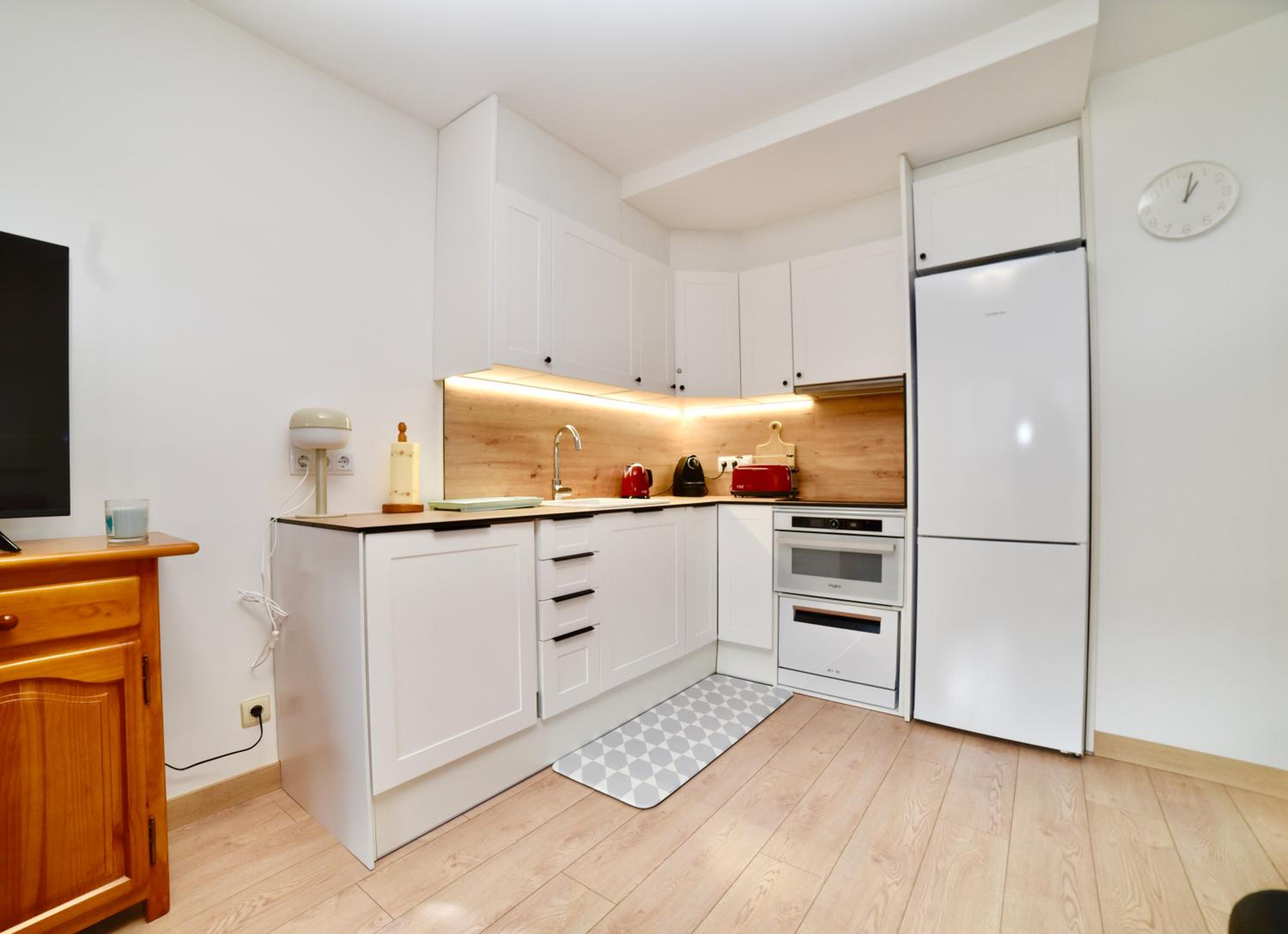 One-Bedroom Apartment photo 2