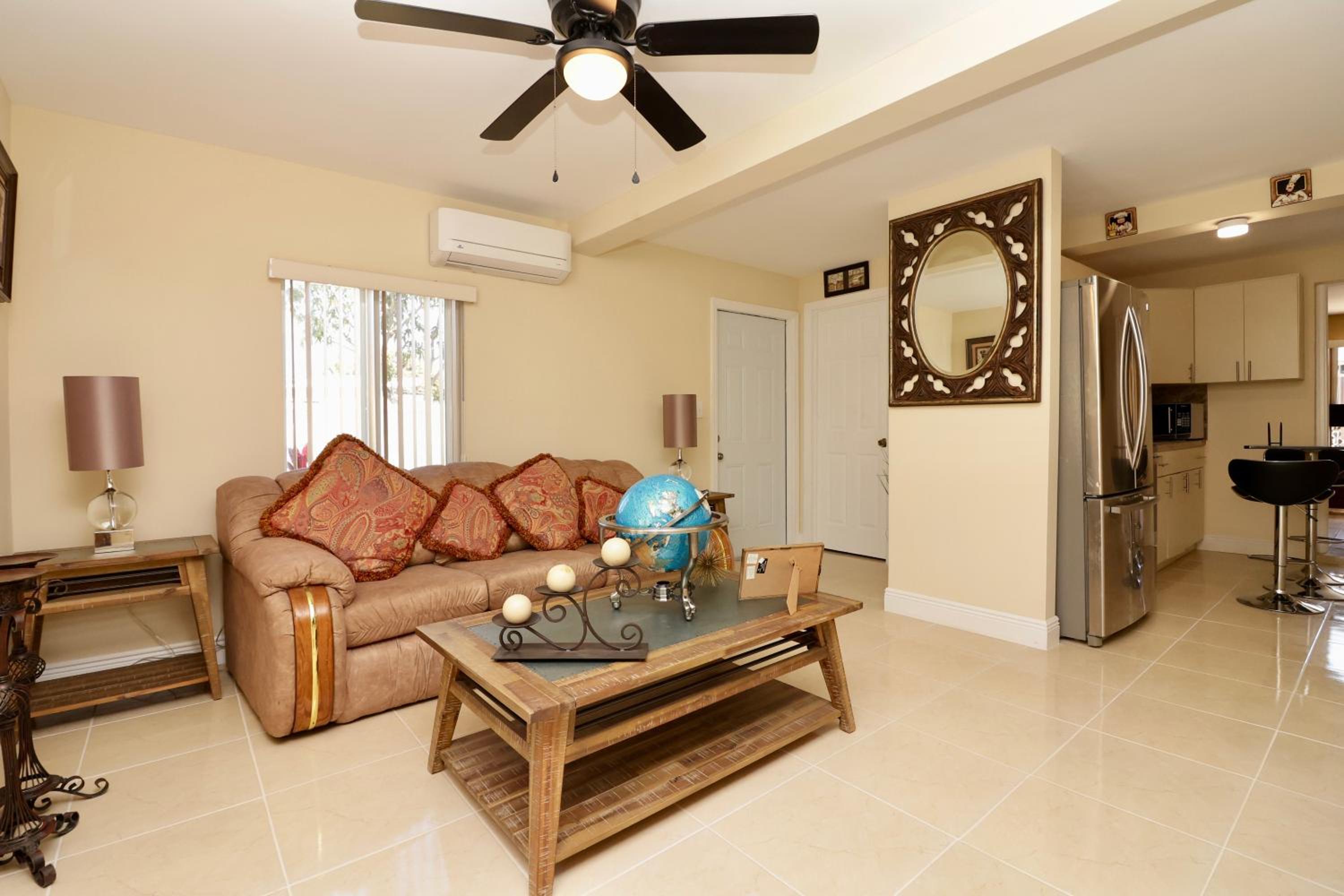 One-Bedroom House photo 1