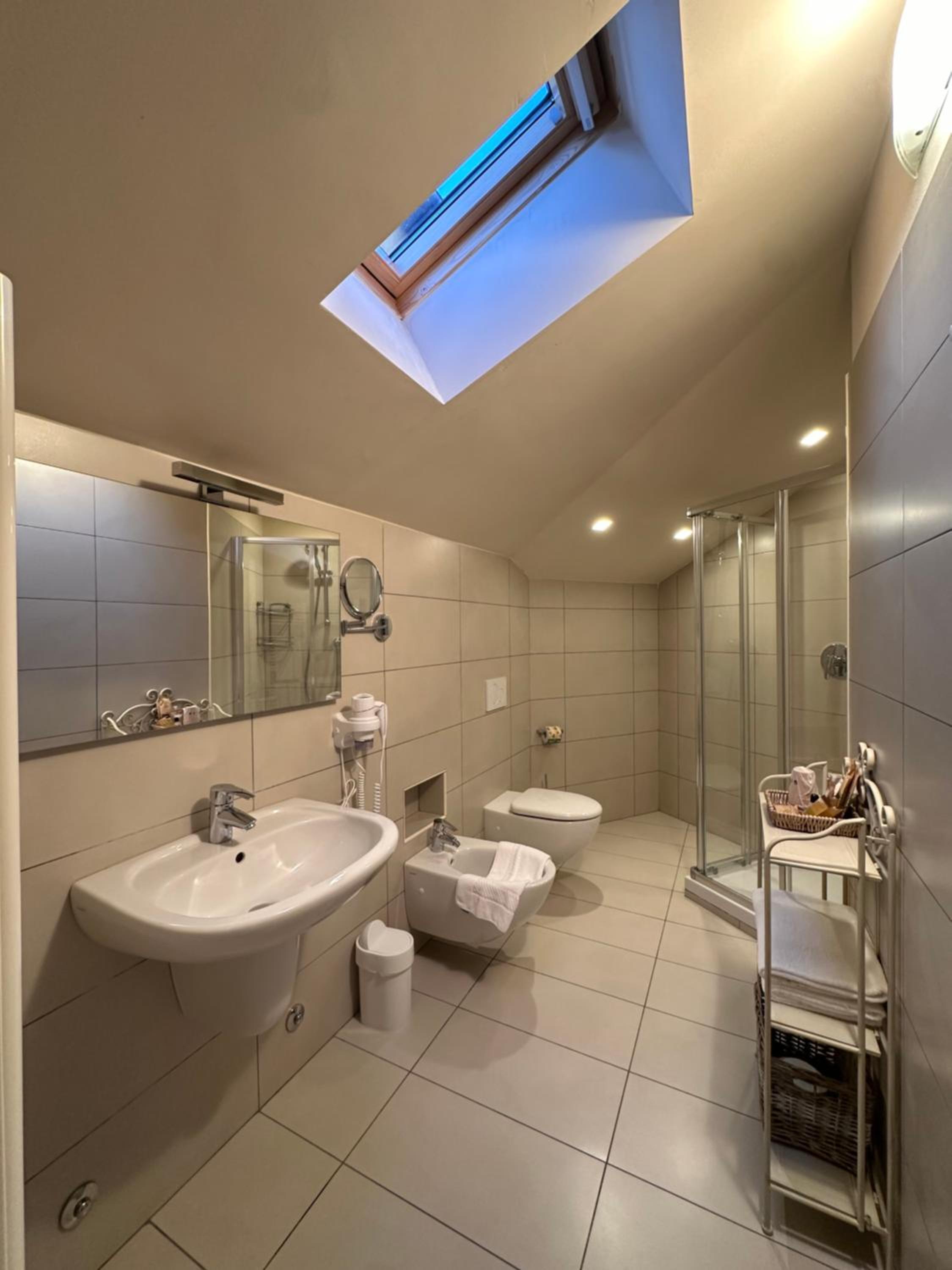 Standard Double Room - Photo 7