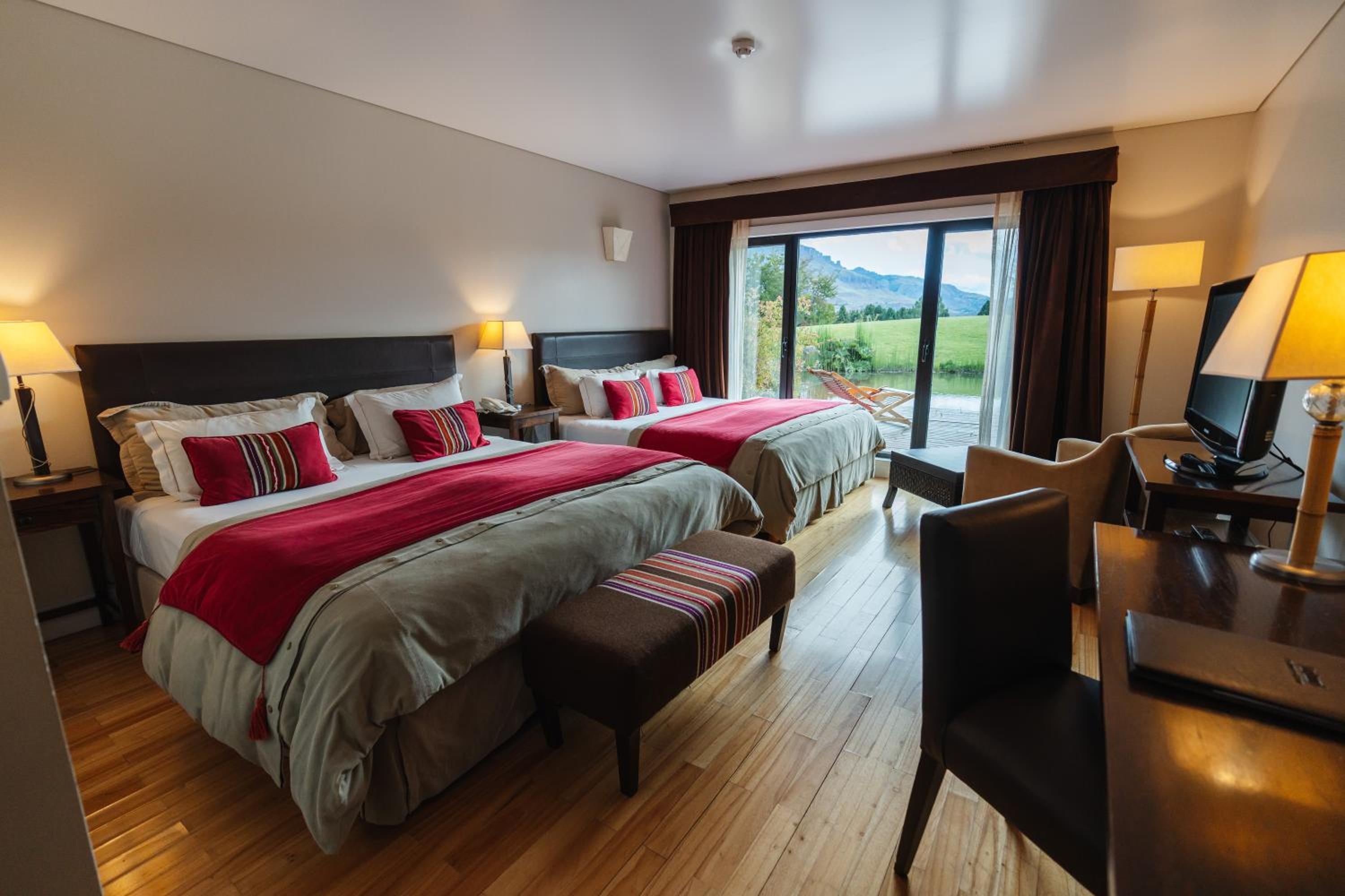 Superior Queen Room with Two Queen Beds thumbnail 6