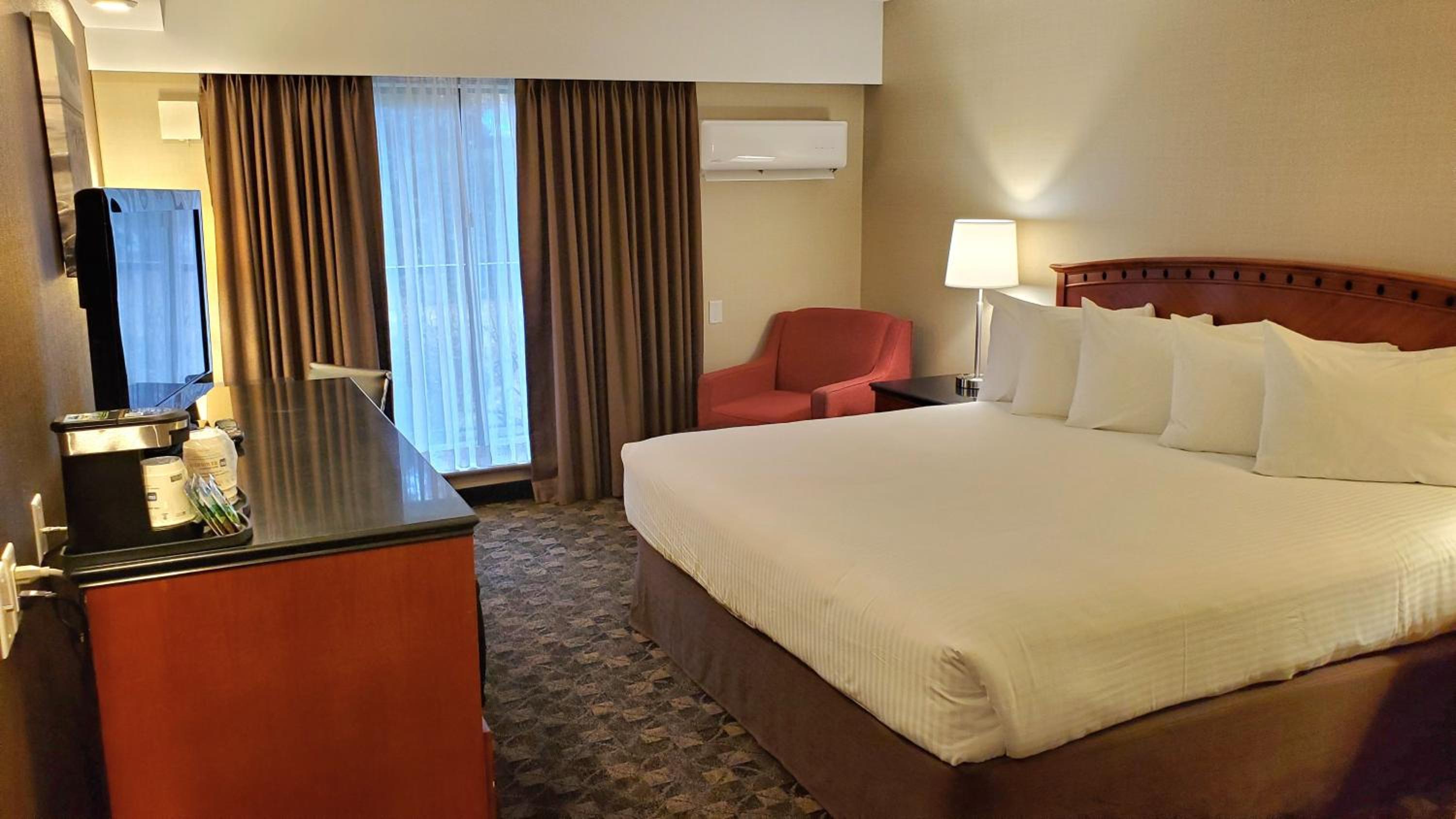 King Room with Bath Tub - Mobility Accessible