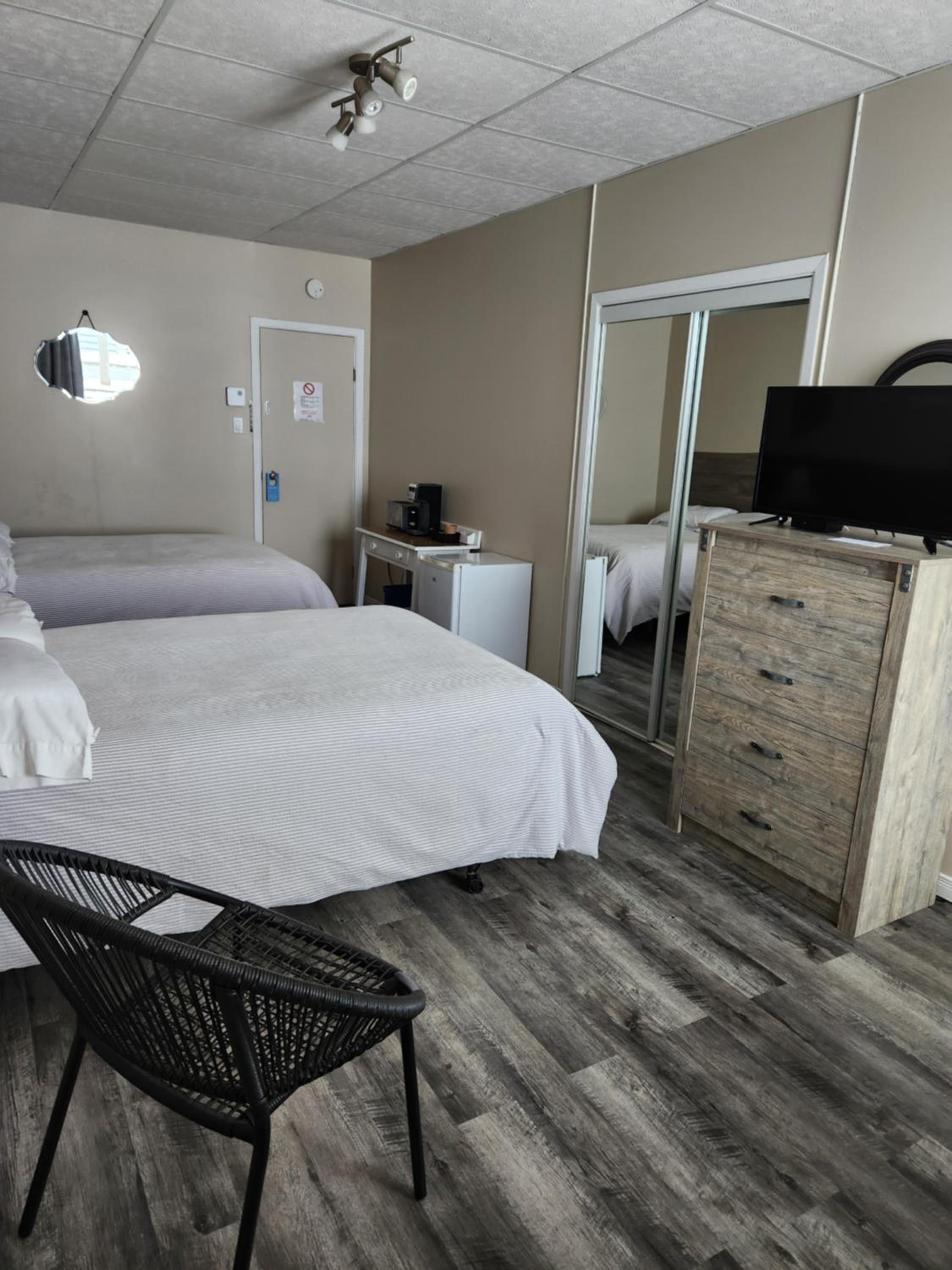 Double Room with Two Double Beds - Photo 2